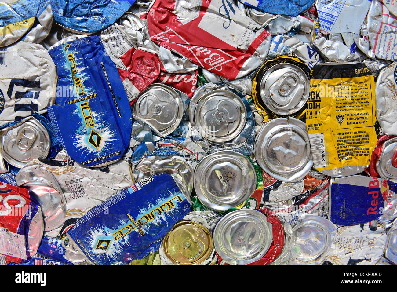 Gillette, Wyoming / Julio de 22 2017: Latas de cerveza y soda de aluminio trituradas, comprimidas, aplanadas y trituradas para el reciclaje de chatarra en los Estados Unidos Foto de stock