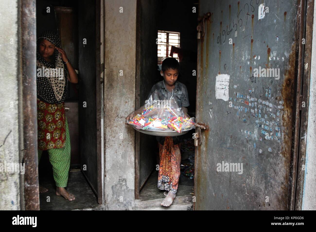 El trabajo infantil en Bangladesh trabajando en una fábrica de globos en  Dhaka. El trabajo infantil es muy común en casi cada industria de  Bangladesh como aluminio Fotografía de stock - Alamy