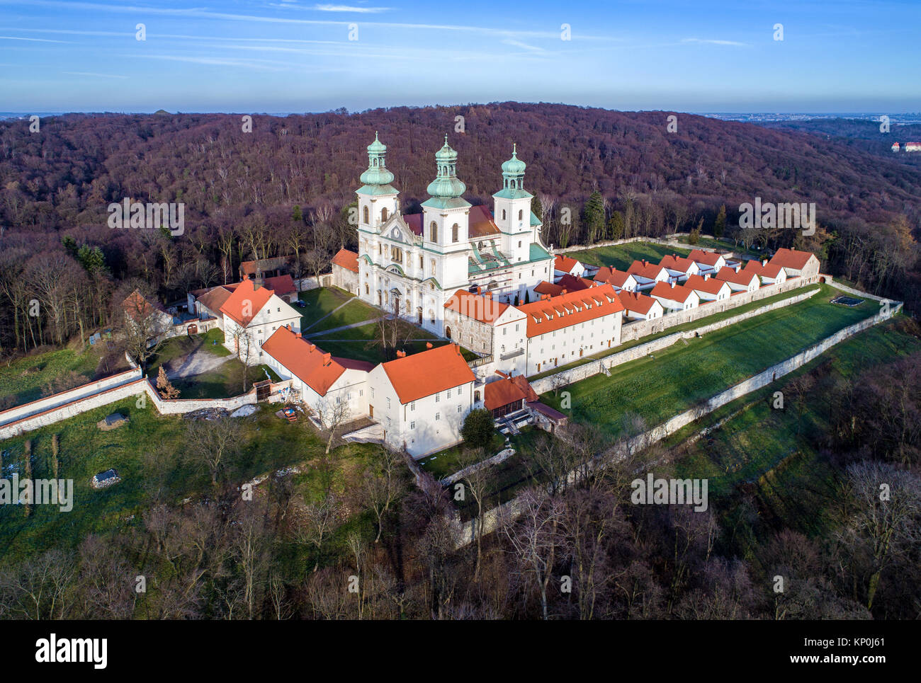 Monasterio Camaldolese y la iglesia barroca de la madera en la colina en Bielany, cerca de la abadía de Tyniec, Cracovia, Polonia, a vista de pájaro a finales del otoño al atardecer Foto de stock