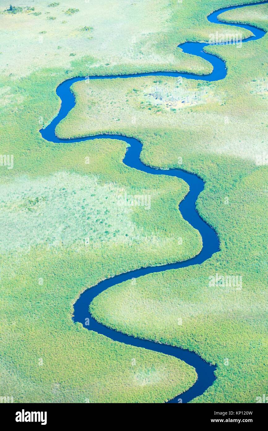 Vista aérea de meandros Ngoga channel, el delta del Okavango, Botswana, África. Foto de stock