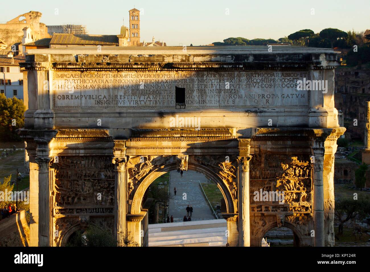 Roma (Italia). Arco de Septimio Severo en los Foros Imperiales de Roma. Foto de stock