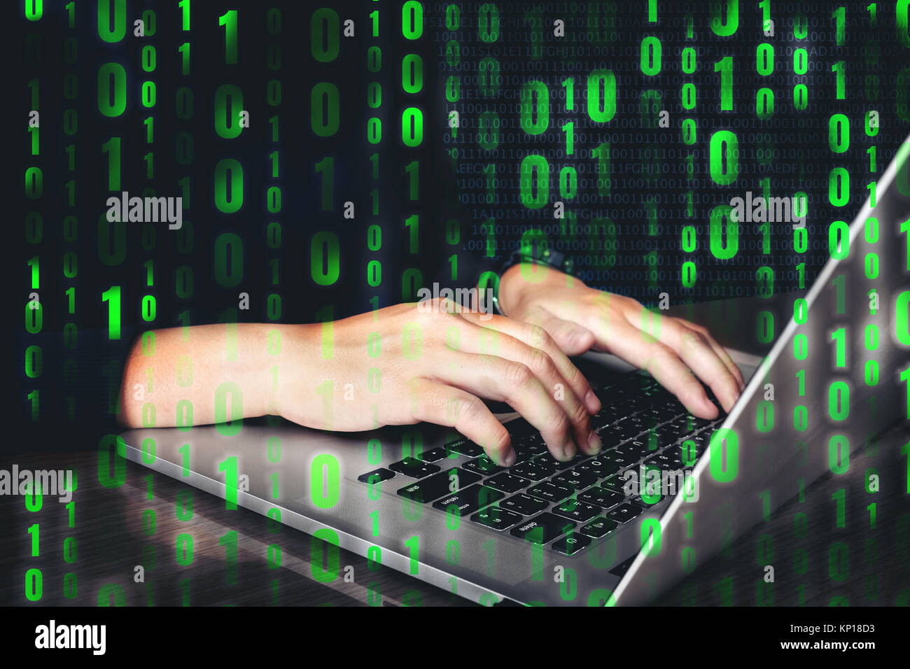 Hacker usando el teclado escribiendo datos incorrectos en equipo sistema  online y difundir a nivel mundial la información personal robada. Concepto  de seguridad cibernética Fotografía de stock - Alamy