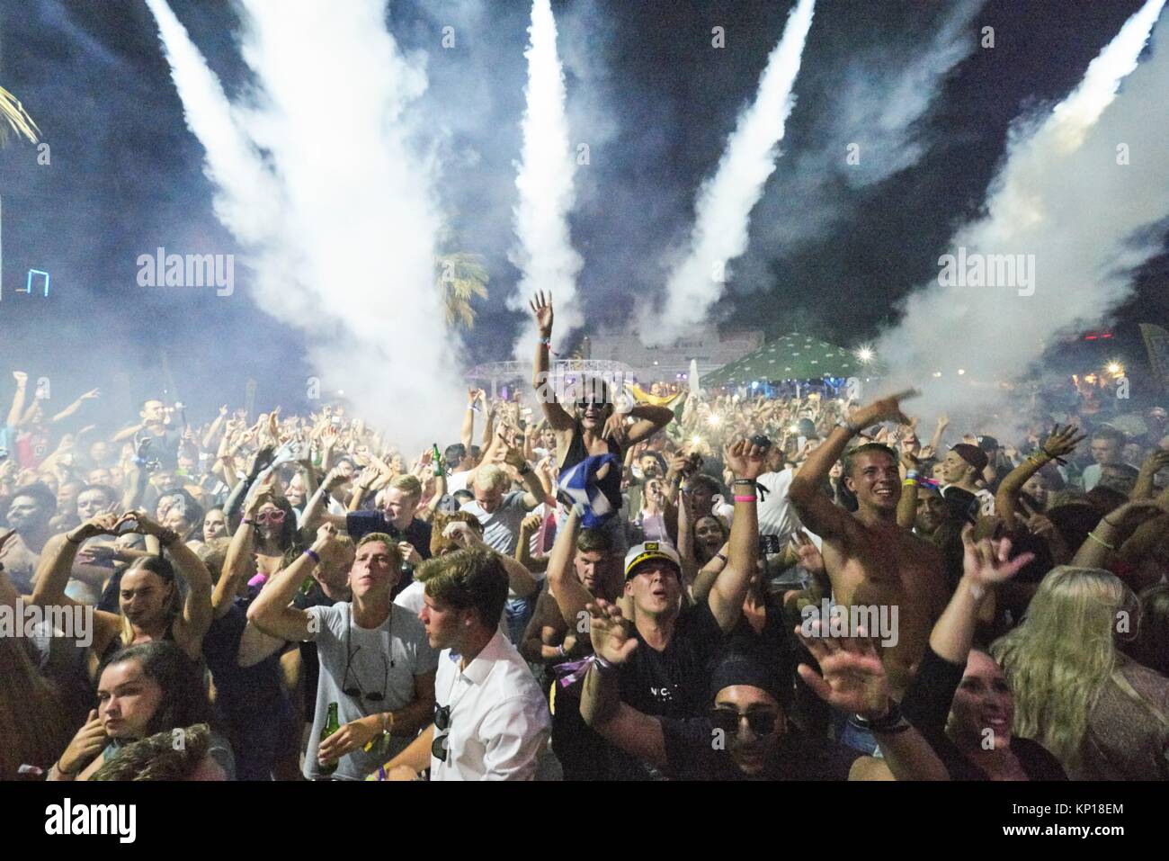 Fiesta loca multitud vitoreando en DJ Afrojack en music festival Starbeach en destino de vacaciones Hersonissos, Creta, Grecia, el 02. Agosto 2017 Foto de stock