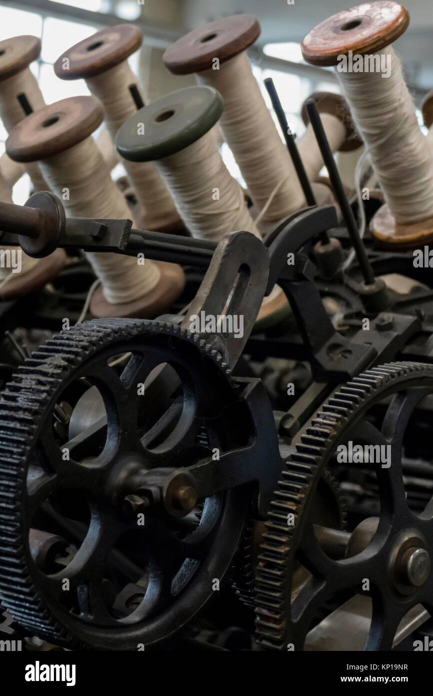 Carretes de lana en revolución industrial maquinaria textil, Bradford, Inglaterra, Reino Unido. Foto de stock