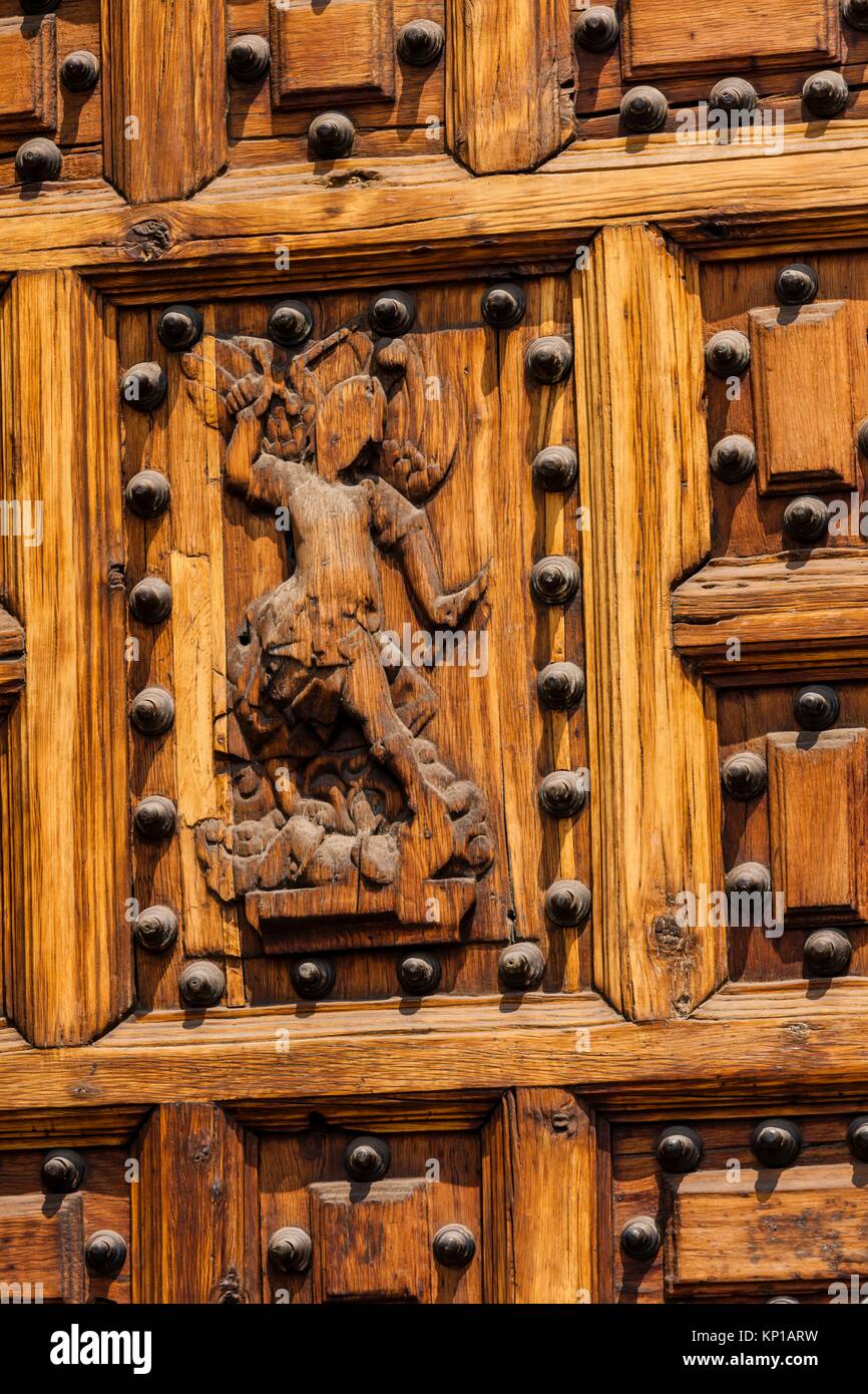 Las puertas de madera tallada de la Basílica de Nuestra Señora de Guadalupe  situada en la Plaza de la Constitución (plaza de la Constitución) por la  noche en la Ciudad de México