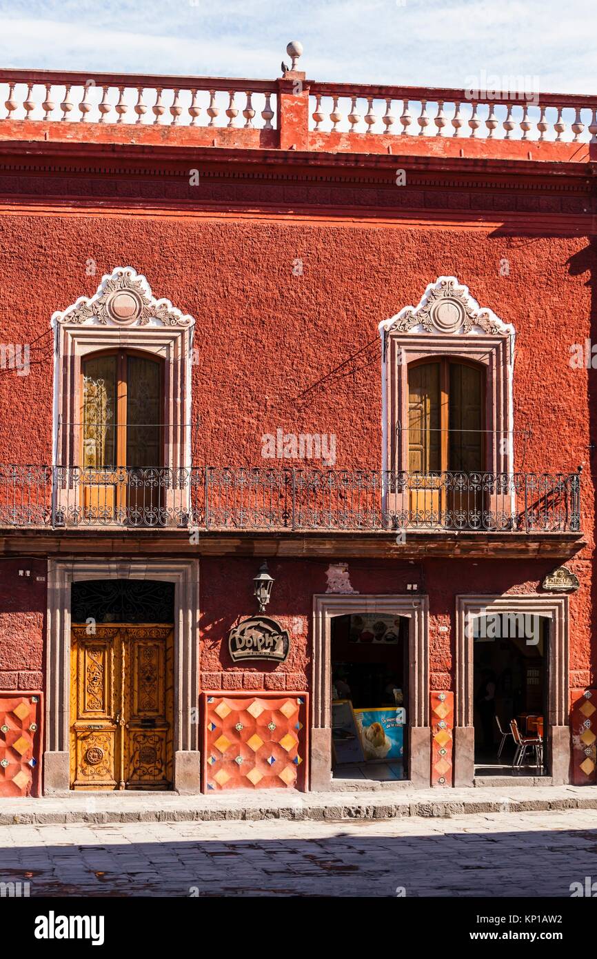 Increíble influenza Opinión Puertas y ventanas decoradas con colores brillantes en San Miguel de  Allende, México Fotografía de stock - Alamy