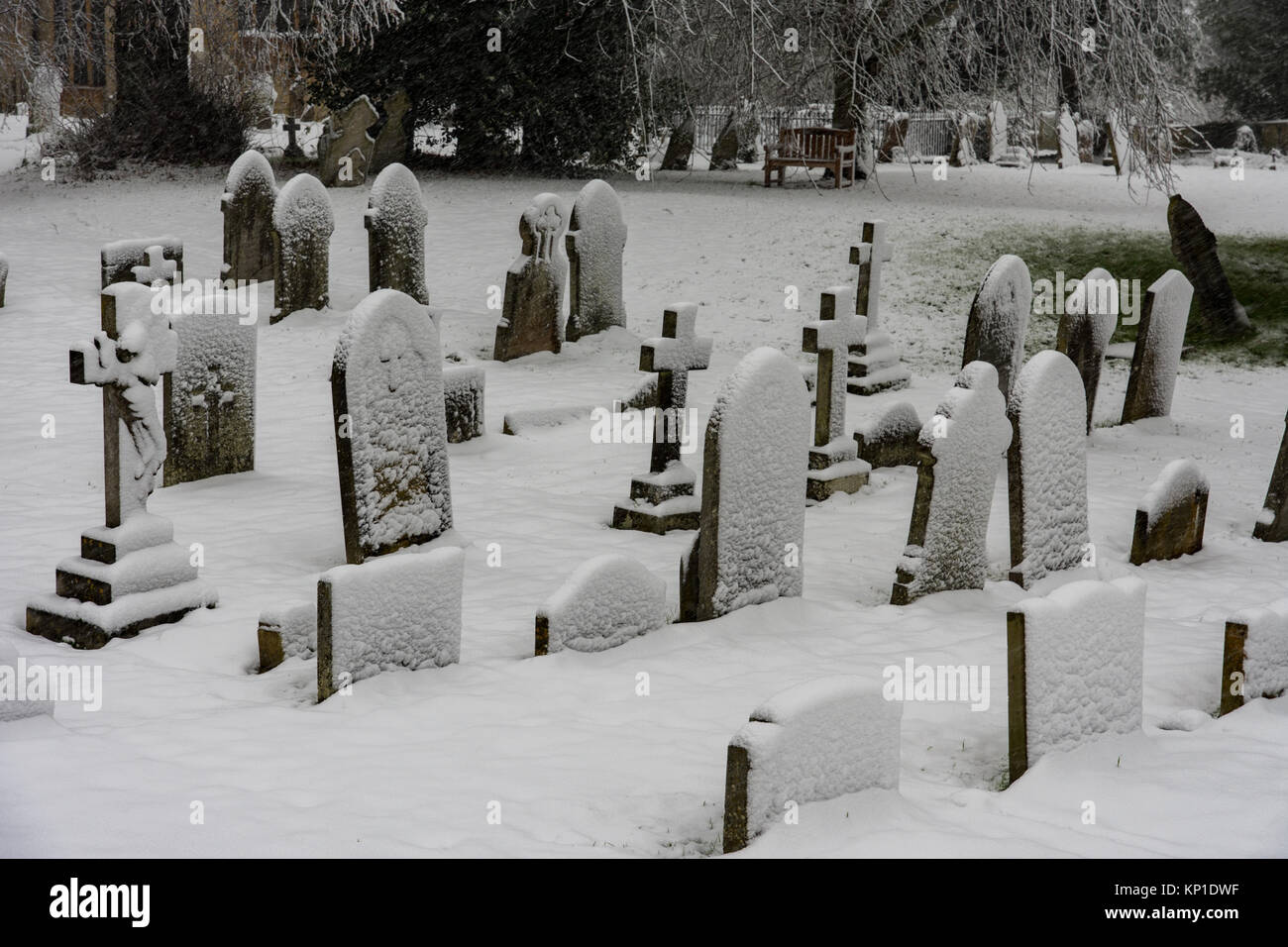 Un cementerio de Cotswold fin invierno Foto de stock