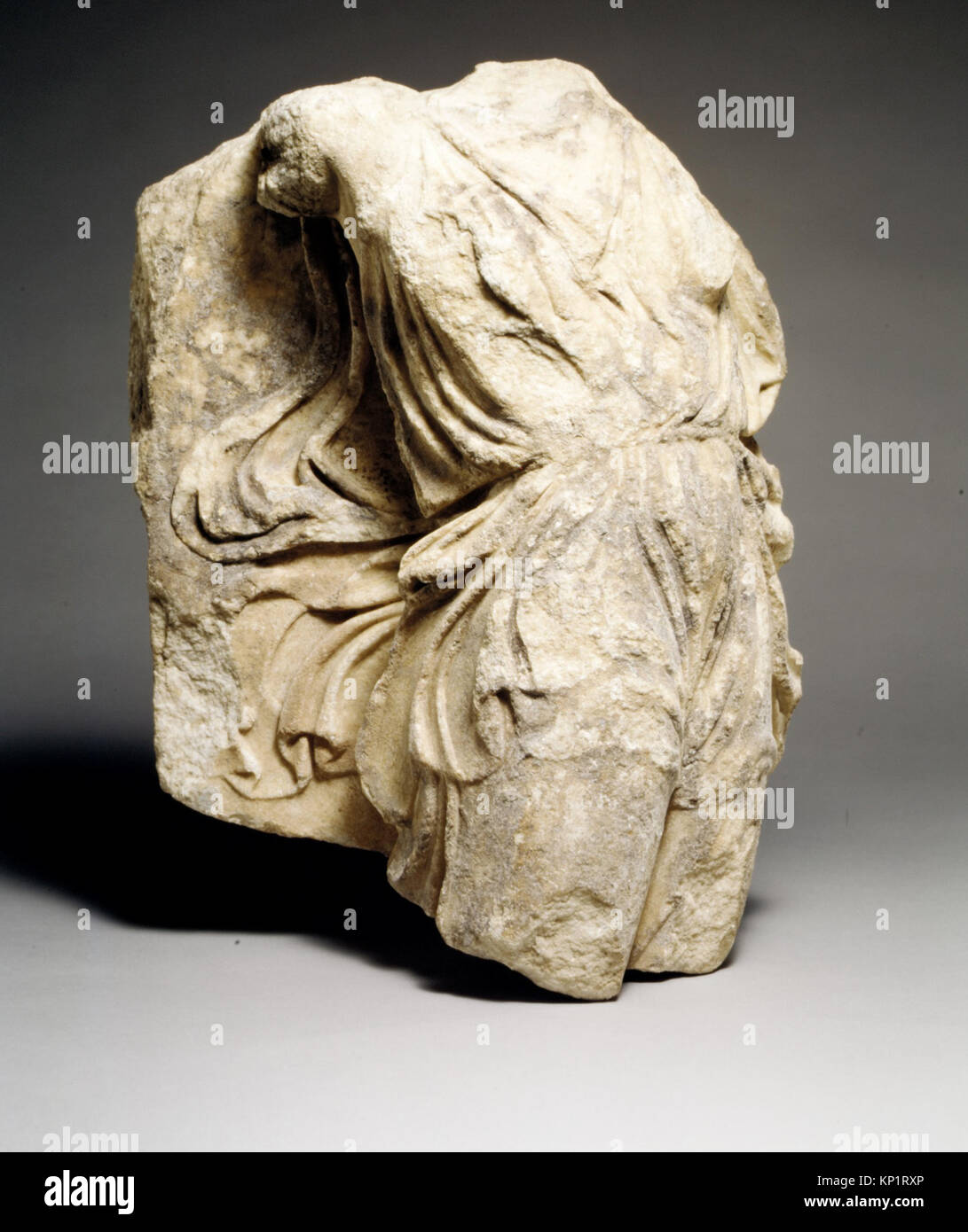 Fragmento de mármol con un alivio de Nike se reunió GR793 250721 Griego,  fragmento de un socorro de mármol con un Nike, siglo 5 A.C. Mármol, Isla,  H. 18 1/16 in. (45,9
