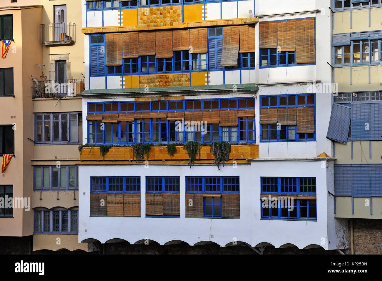 Delante de la Casa Blanca Maso, cuna del arquitecto catalán Rafael Masó  (1880-1935), por el Río Onyar, en Girona, Cataluña, España y Europa  Fotografía de stock - Alamy