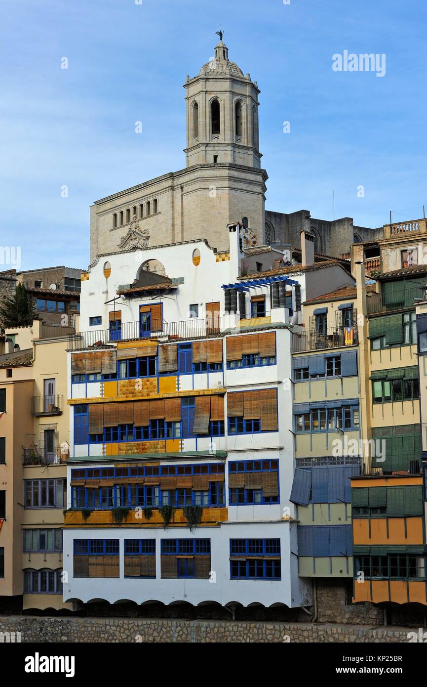 Delante de las casas, entre las cuales la Casa Blanca Maso, cuna del  arquitecto catalán Rafael Masó (1880-1935), por el Río Onyar, con la torre  Fotografía de stock - Alamy