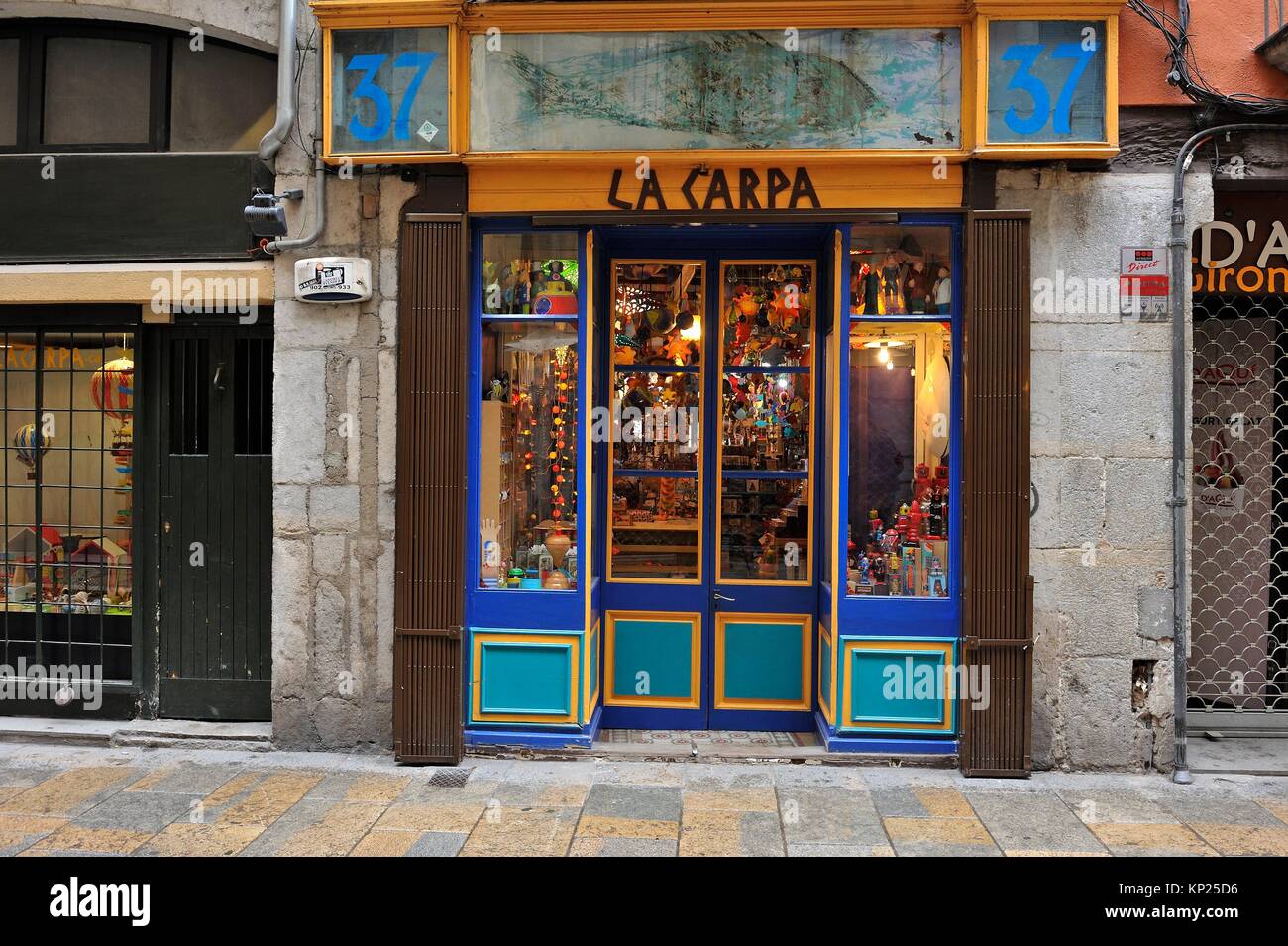 Tienda de juguetes La Carpa en la calle Ballesteries, Girona, Cataluña,  España y Europa Fotografía de stock - Alamy