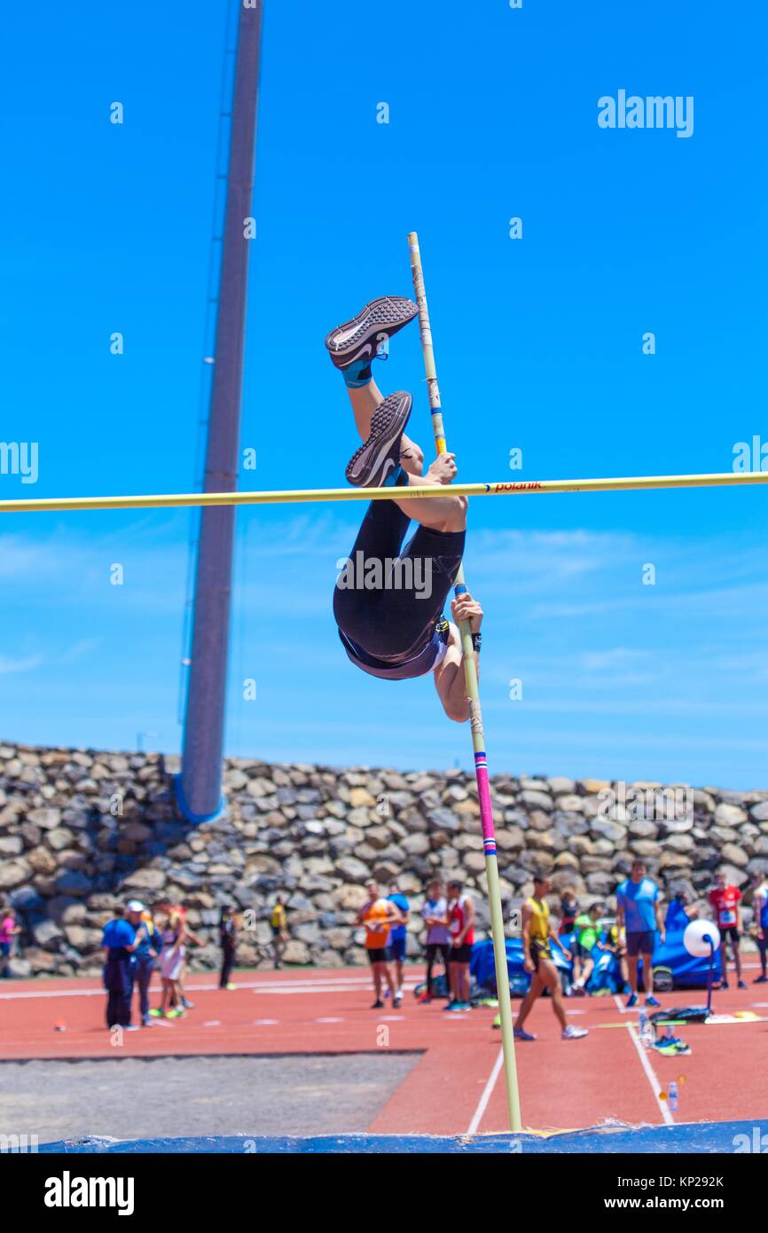Macho adulto joven outdooor vaulting polo competición celebrada el 22 de abril de 2017 en el estadio de pista y campo CIAT en la ciudad de Santa Cruz de Tenerife Foto de stock