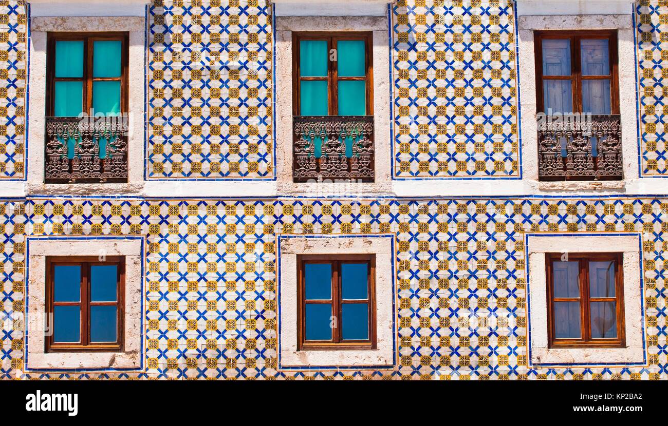 Casas antiguas con azulejos, Rua Cais de Santarém Street, el distrito de Alfama, Lisboa, Portugal, Europa. Foto de stock