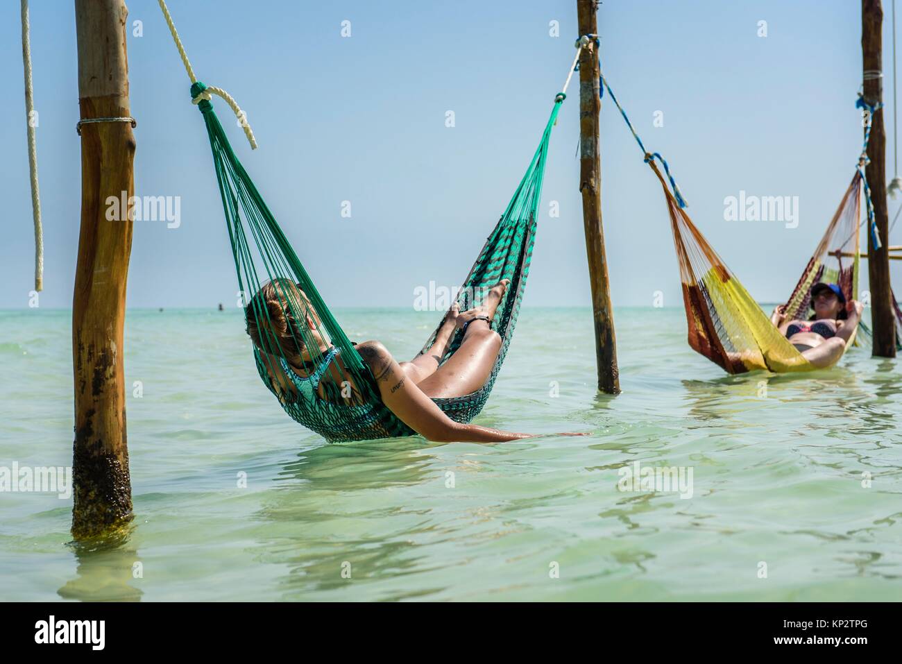 Turista en hamacas en la playa en Isla Holbox, Quintana Roo (México  Fotografía de stock - Alamy
