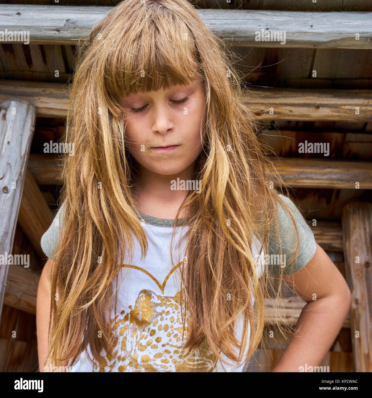 Hembra joven sensible niño perdido en pensamientos sentimental Foto de stock