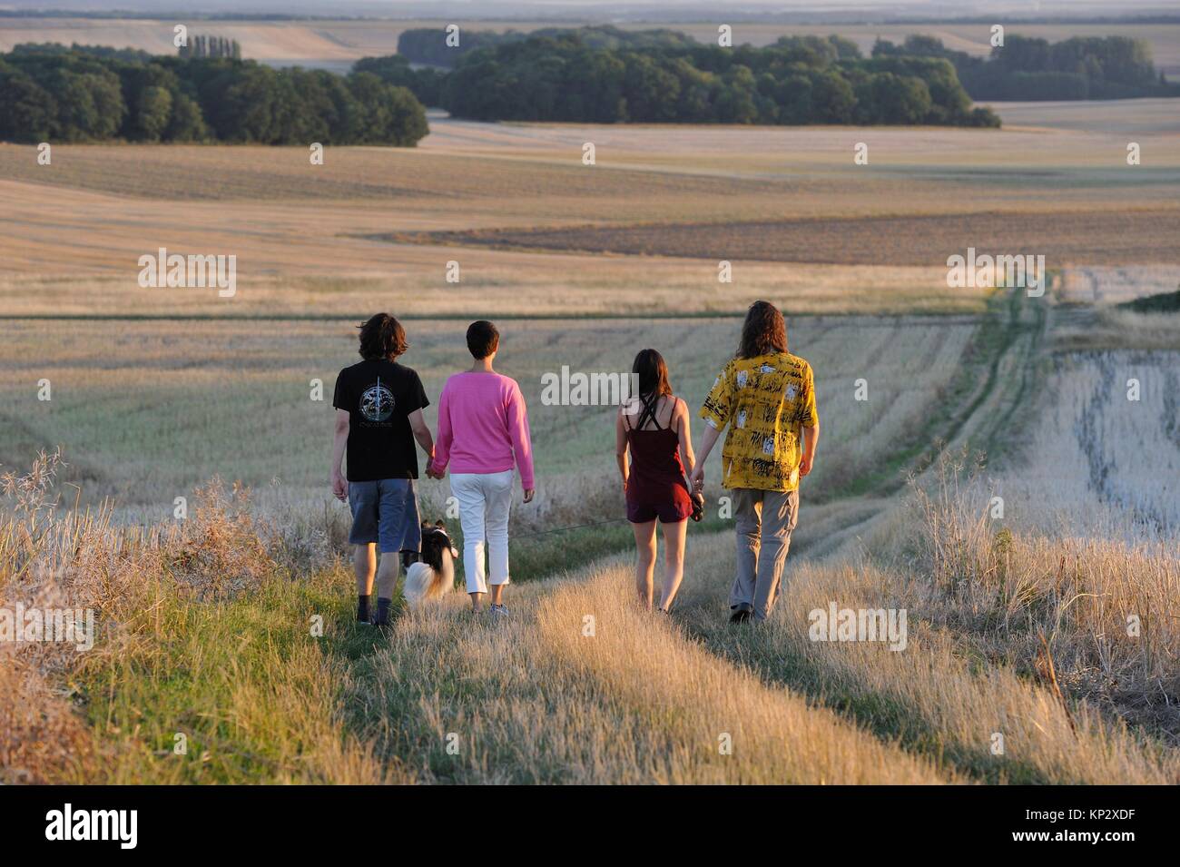 Los jóvenes caminar Mittainville, departamento de Yvelines, la región Ile-de-France, Francia, Europa. Foto de stock