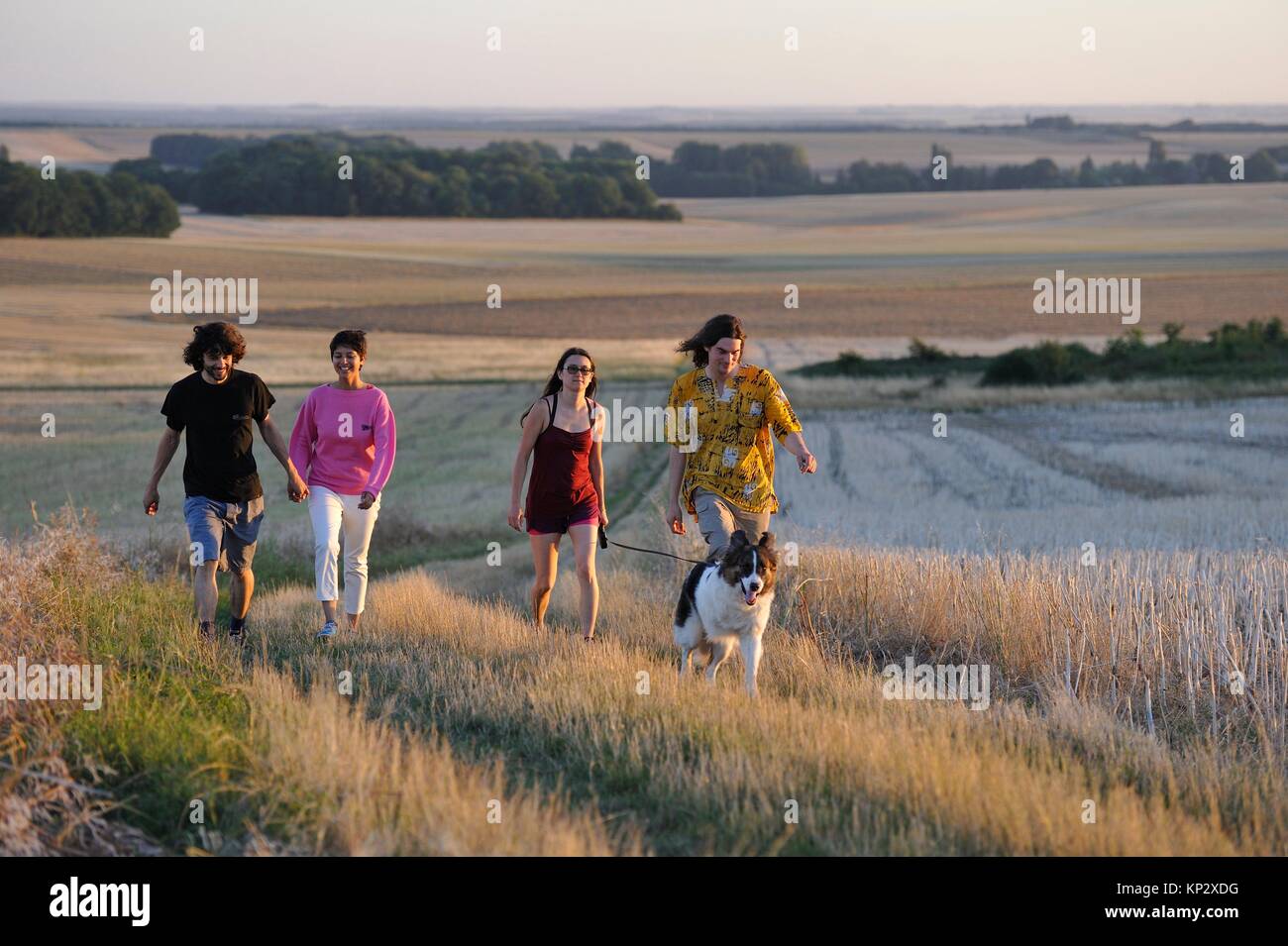 Los jóvenes caminar Mittainville, departamento de Yvelines, la región Ile-de-France, Francia, Europa. Foto de stock