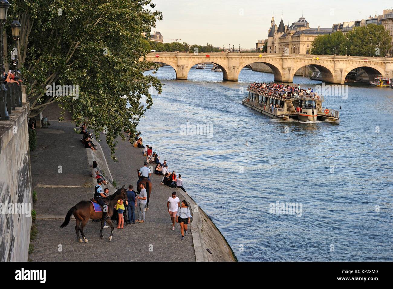 Quai des Tuileries en Banco Río Sena con el Pont-Neuf en el fondo, París, Francia, Europa. Foto de stock