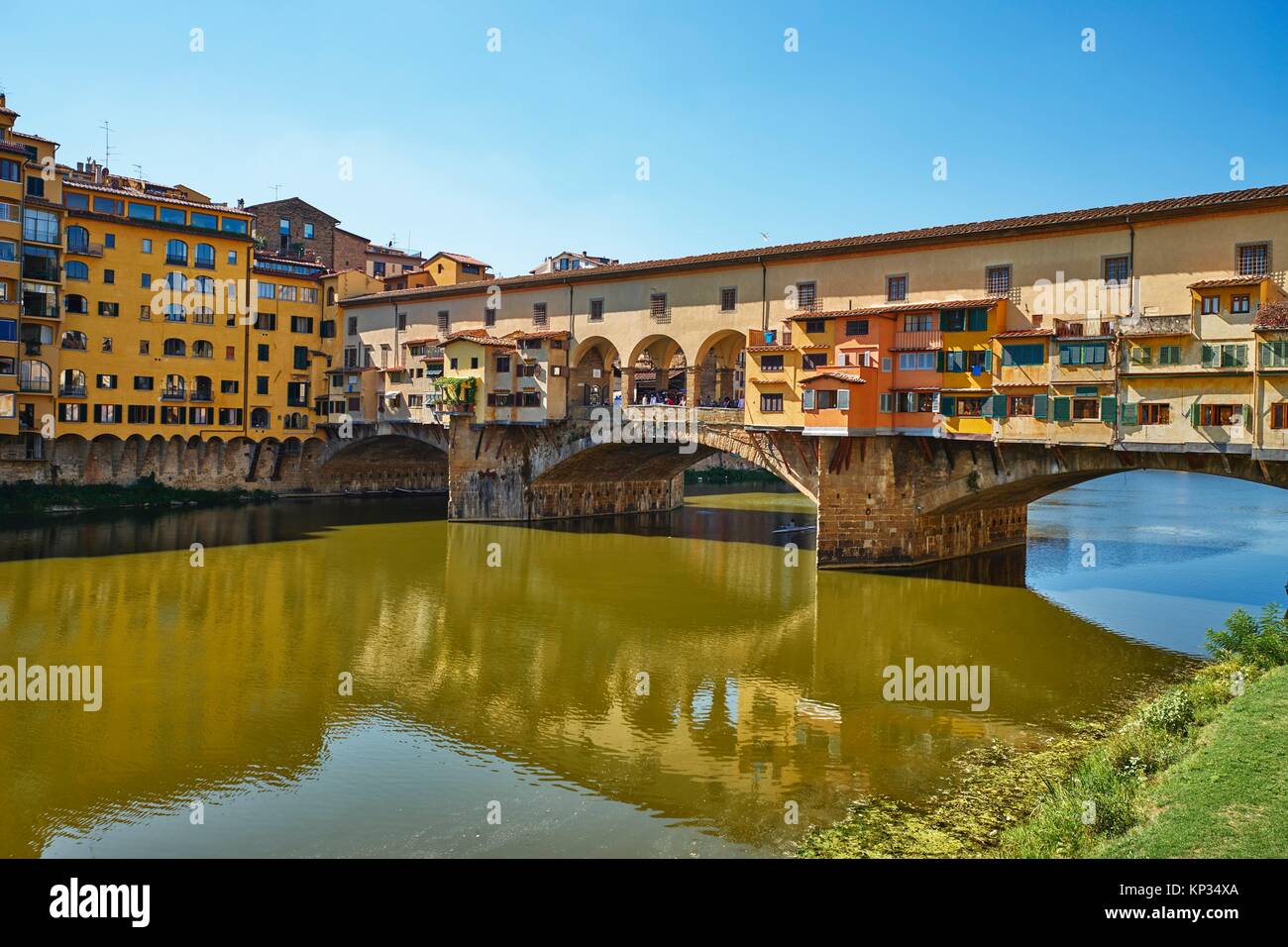 El Ponte Vecchio ('Puente Viejo') es una piedra medieval spandrel cerrado de arco rebajado puente sobre el río Arno, en Florencia, Italia, señaló que todavía Foto de stock