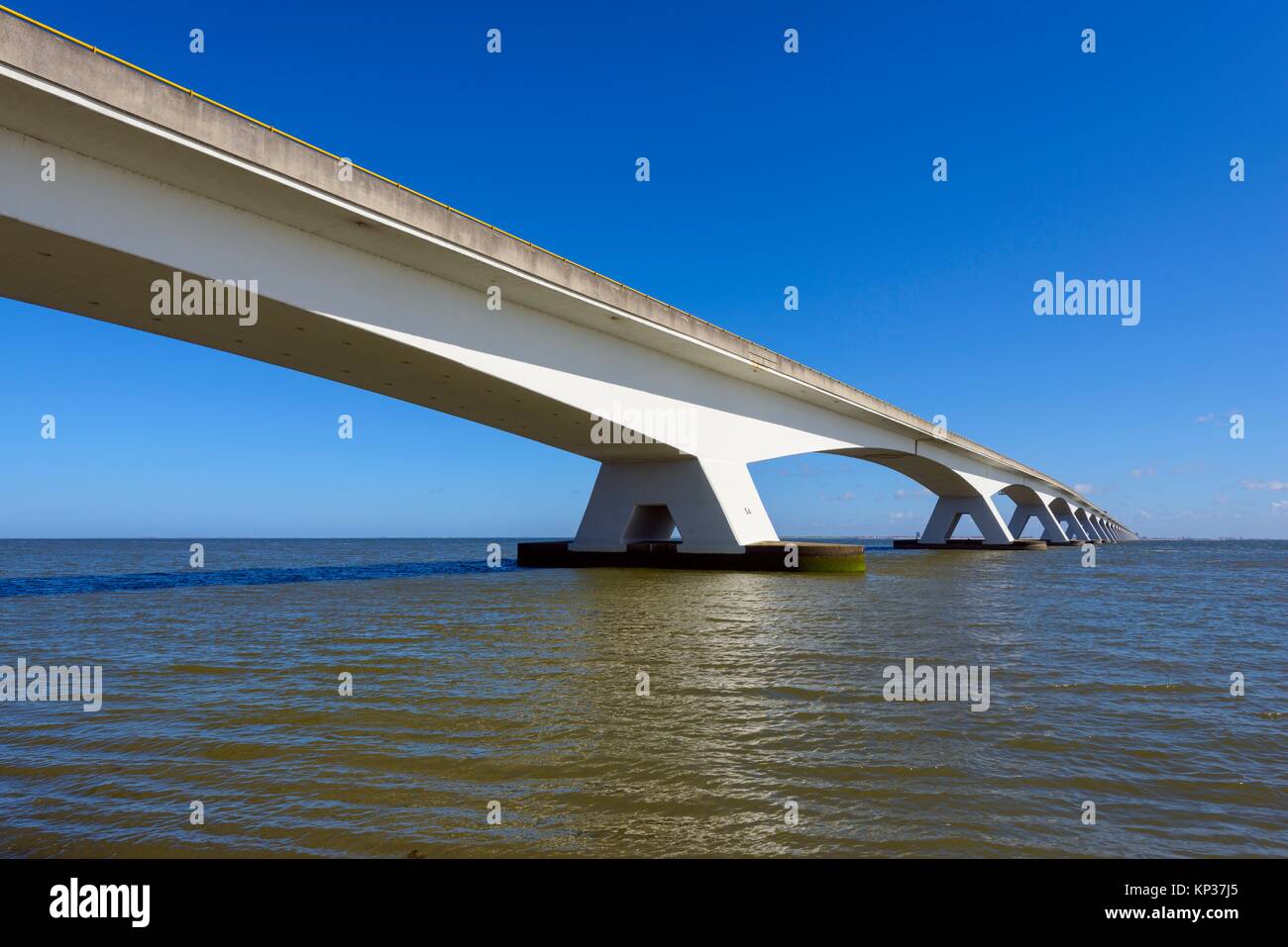 Puente de tráfico, Zeelandbrug, Oosterschelde, Zeeland, Holanda. Foto de stock