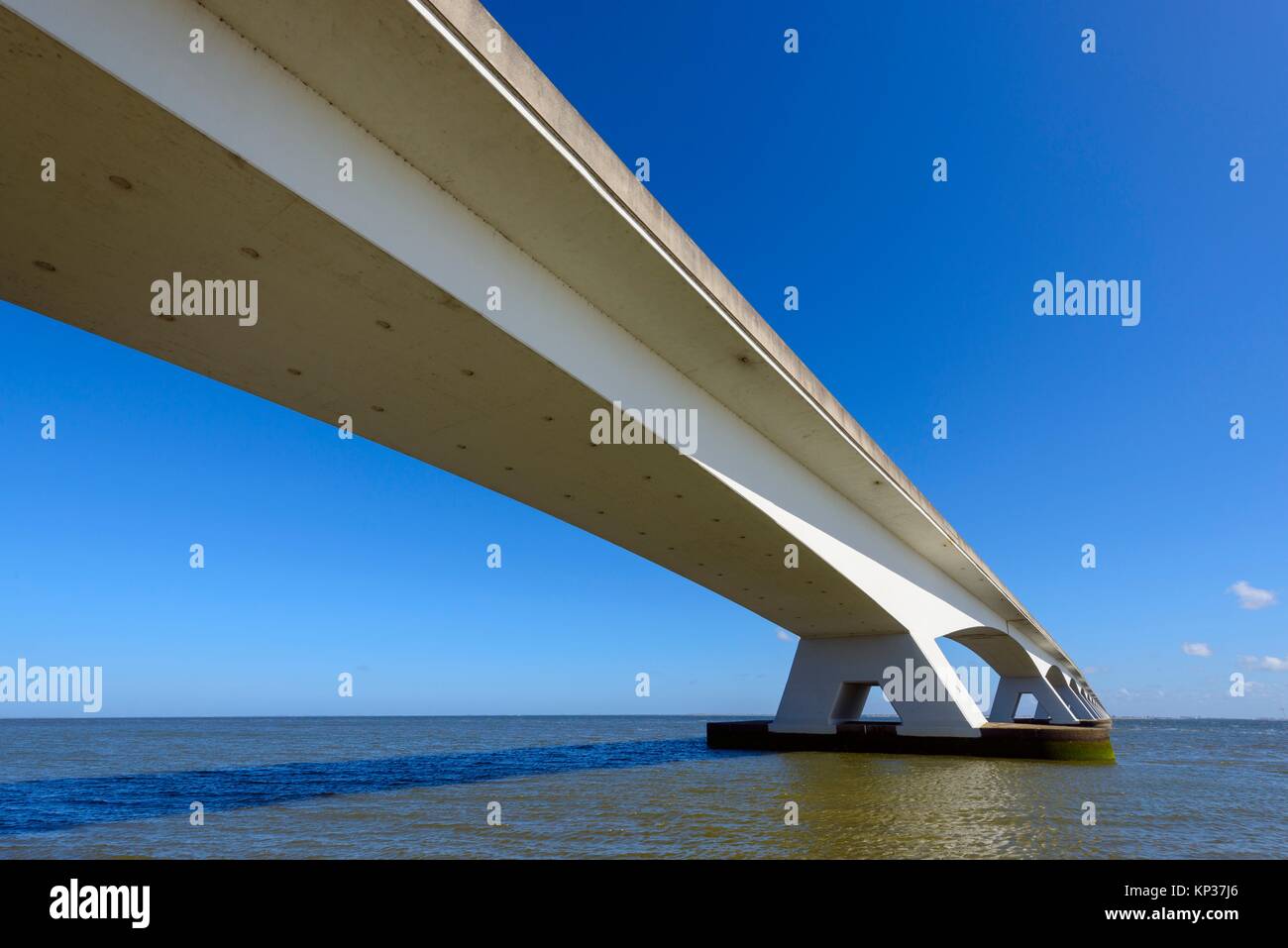 Puente de tráfico, Zeelandbrug, Oosterschelde, Zeeland, Holanda. Foto de stock