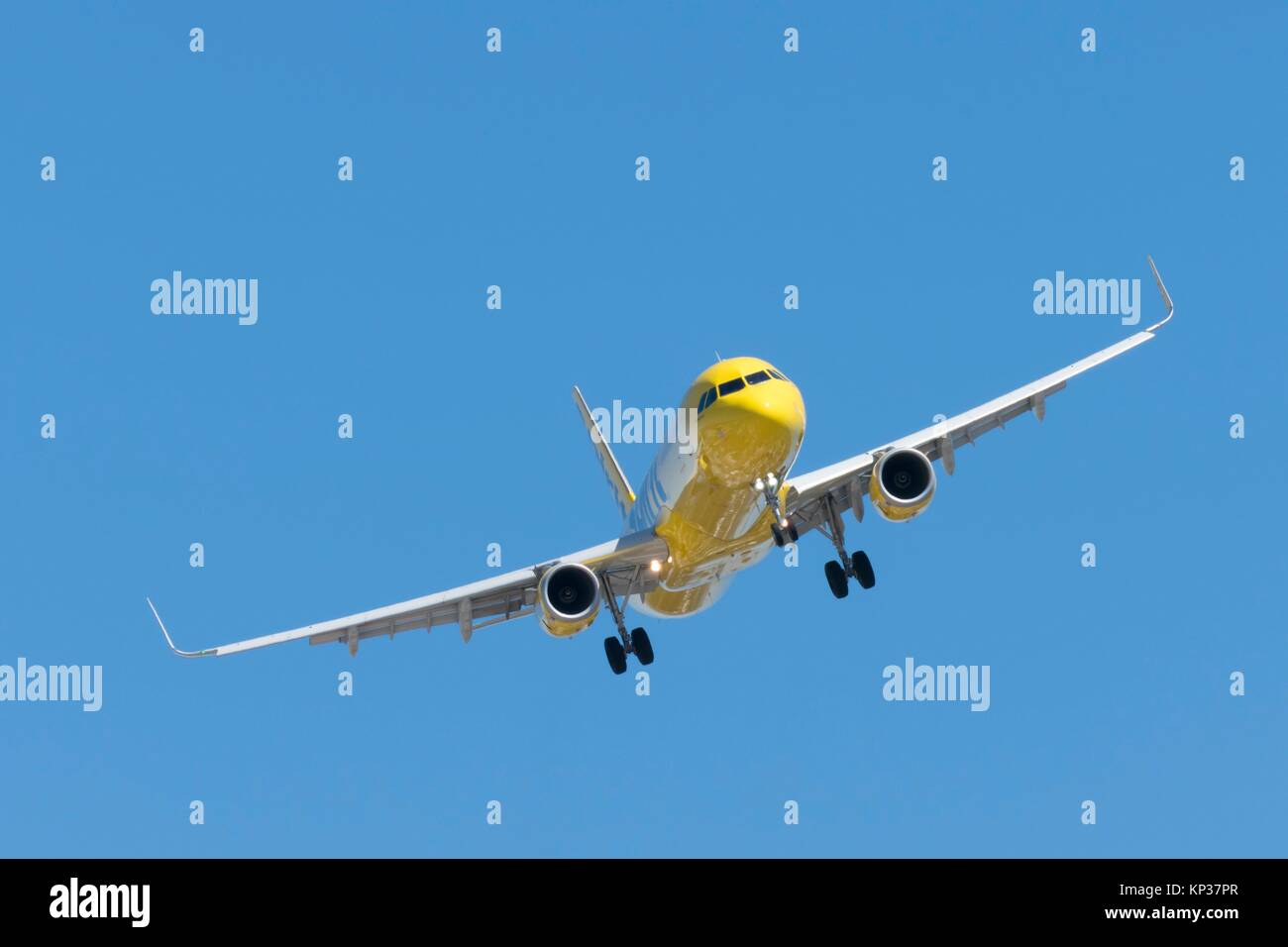 Un avión en la aproximación final para aterrizar en el aeropuerto de San Diego Foto de stock