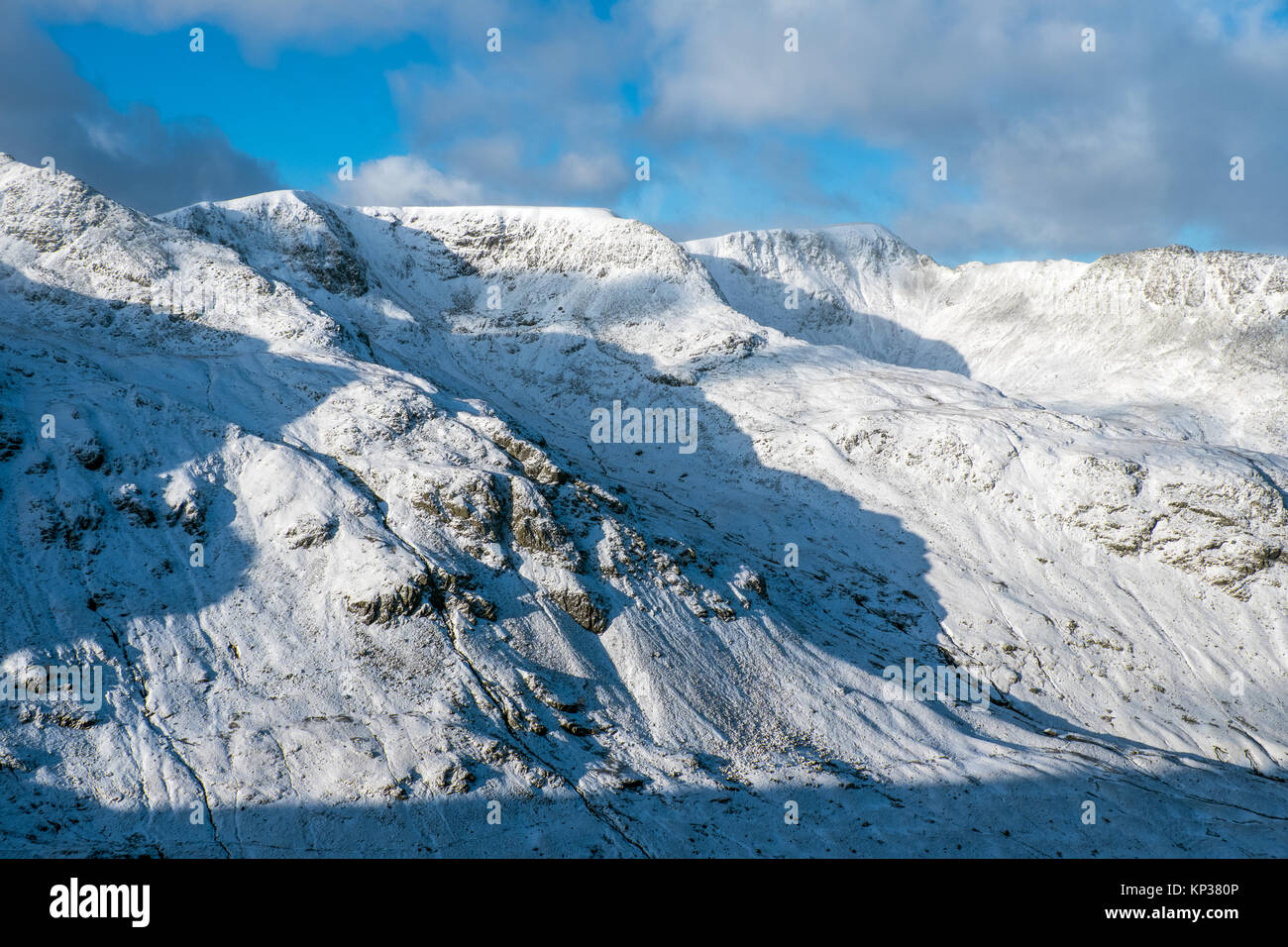 Y Helvellyn Nethermost Pike, montañas en el Lake District National Park, con una cubierta de nieve del invierno Foto de stock