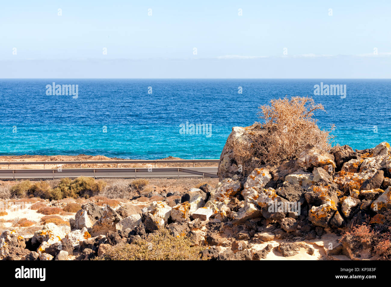 Camino Costero, el montón de coloridas rocas volcánicas en el borde del desierto del parque dunar, Fuerteventura, Islas Canarias, España . Foto de stock