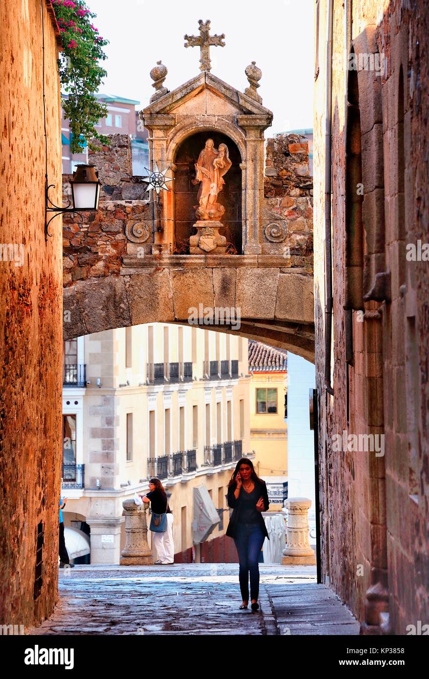 Arco de la estrella - Arco de la estrella, la entrada a la ciudad vieja de Cáceres, Patrimonio Mundial de la UNESCO, Extremadura, España, Europa Foto de stock