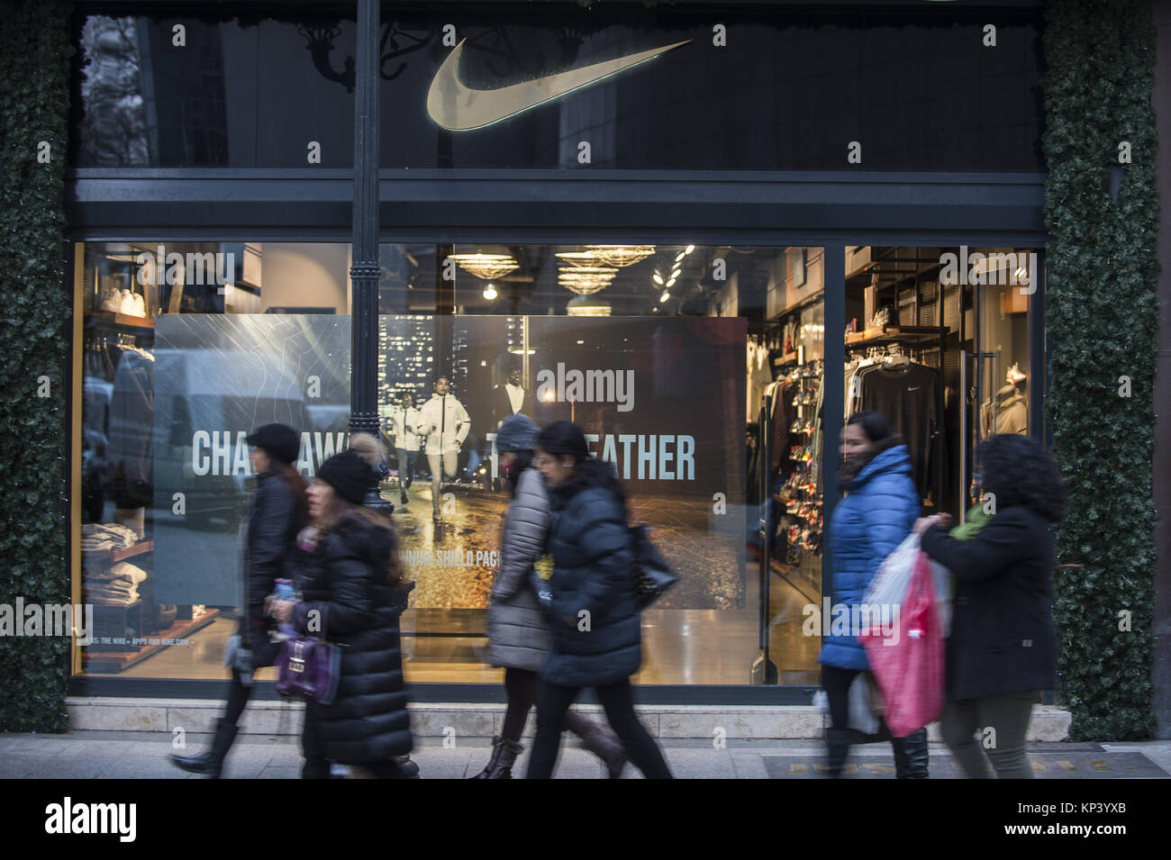 Budapest, Hungría. 12 dic, 2017. La gente pasa por Nike Store durante el  tiempo de Navidad. Crédito: Omar Marques/sopa/Zuma alambre/Alamy Live News  Fotografía de stock - Alamy