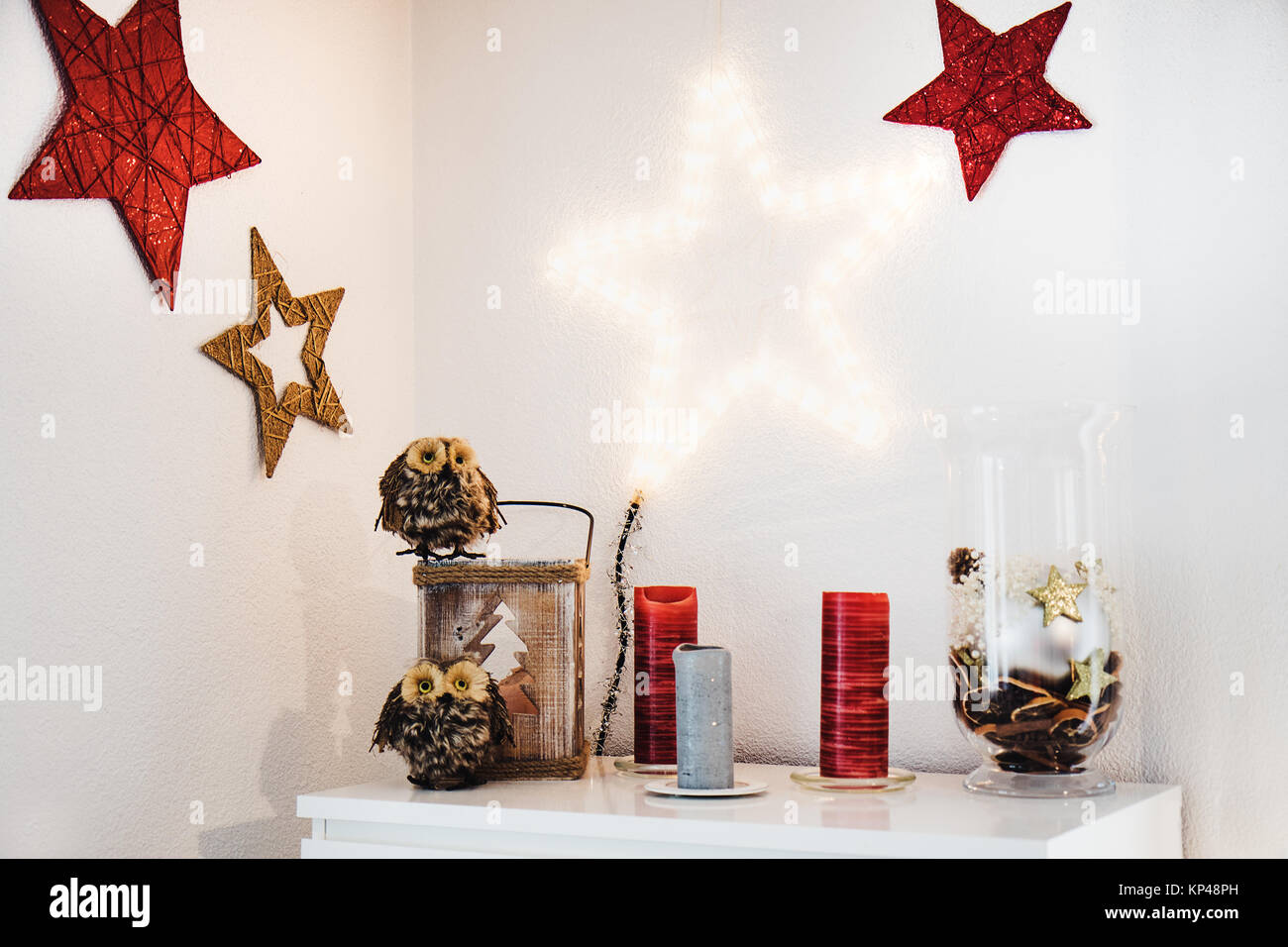 Decoracion De Navidad En La Pared Y Aparador Con Buhos Y Estrellas Rojas Fotografia De Stock Alamy