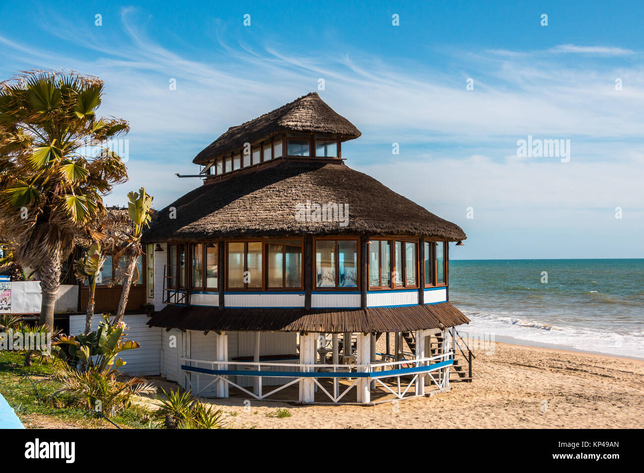 El restaurante de la playa, cerca del mar de España Foto de stock