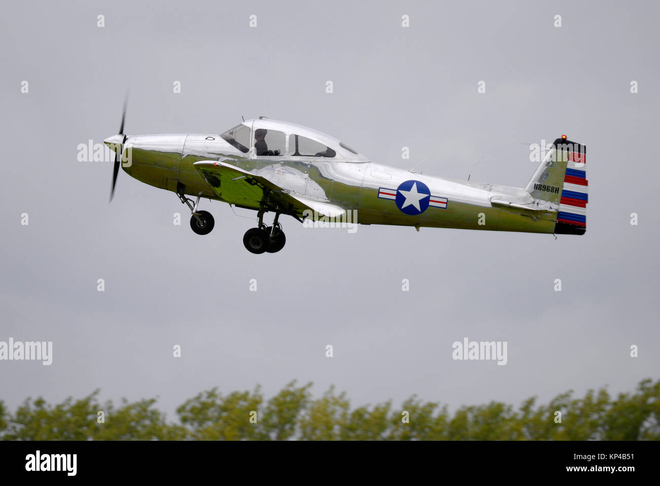 North American Navion L-17Un avión despegando en el Goodwood Revival 2017 Foto de stock