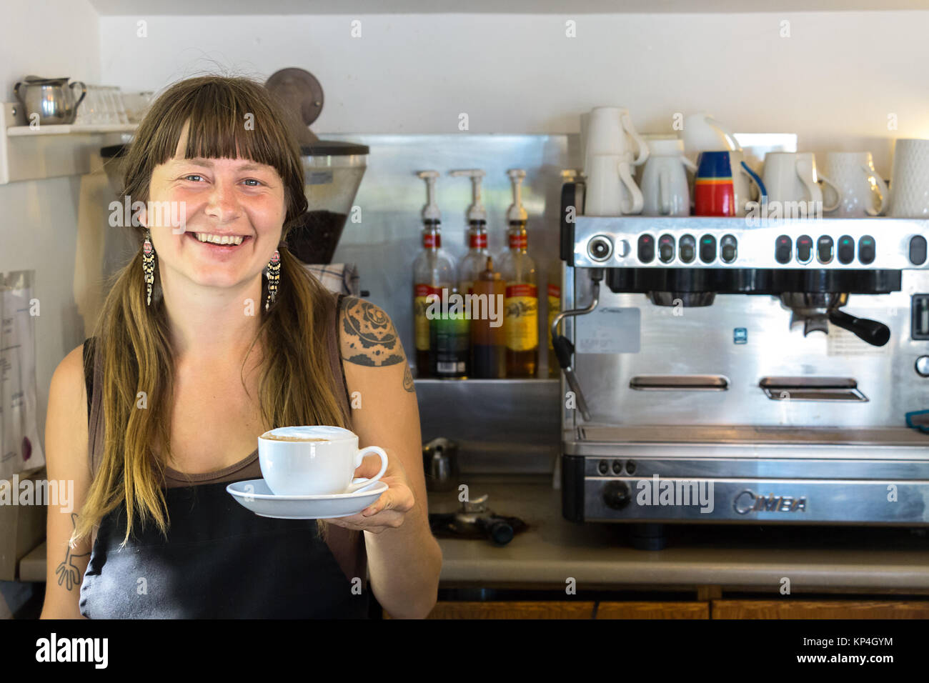 Brazo Automático Preparando Café En Cafetera Fotos, retratos