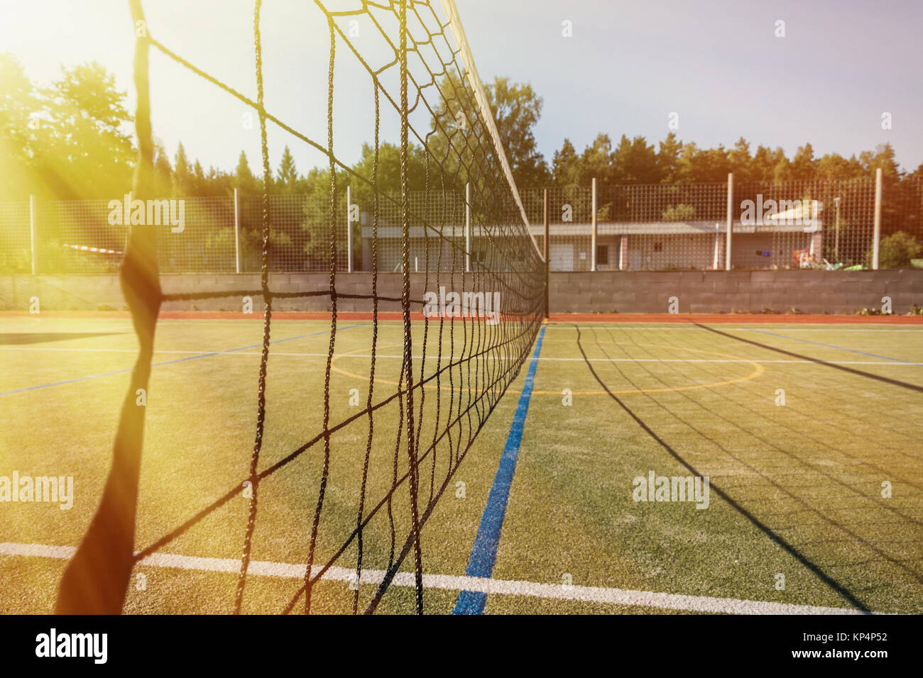 Patio exterior para tenis, voleibol y fútbol. Net en el patio de recreo