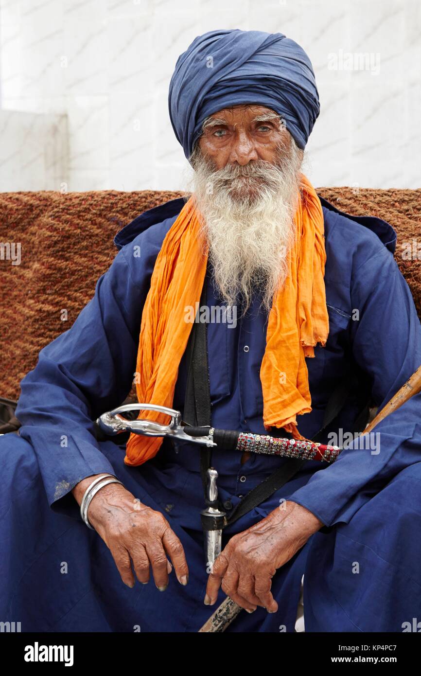 Hombre que llevaba dastar Sikh (turbante), Delhi, India Fotografía de stock  - Alamy