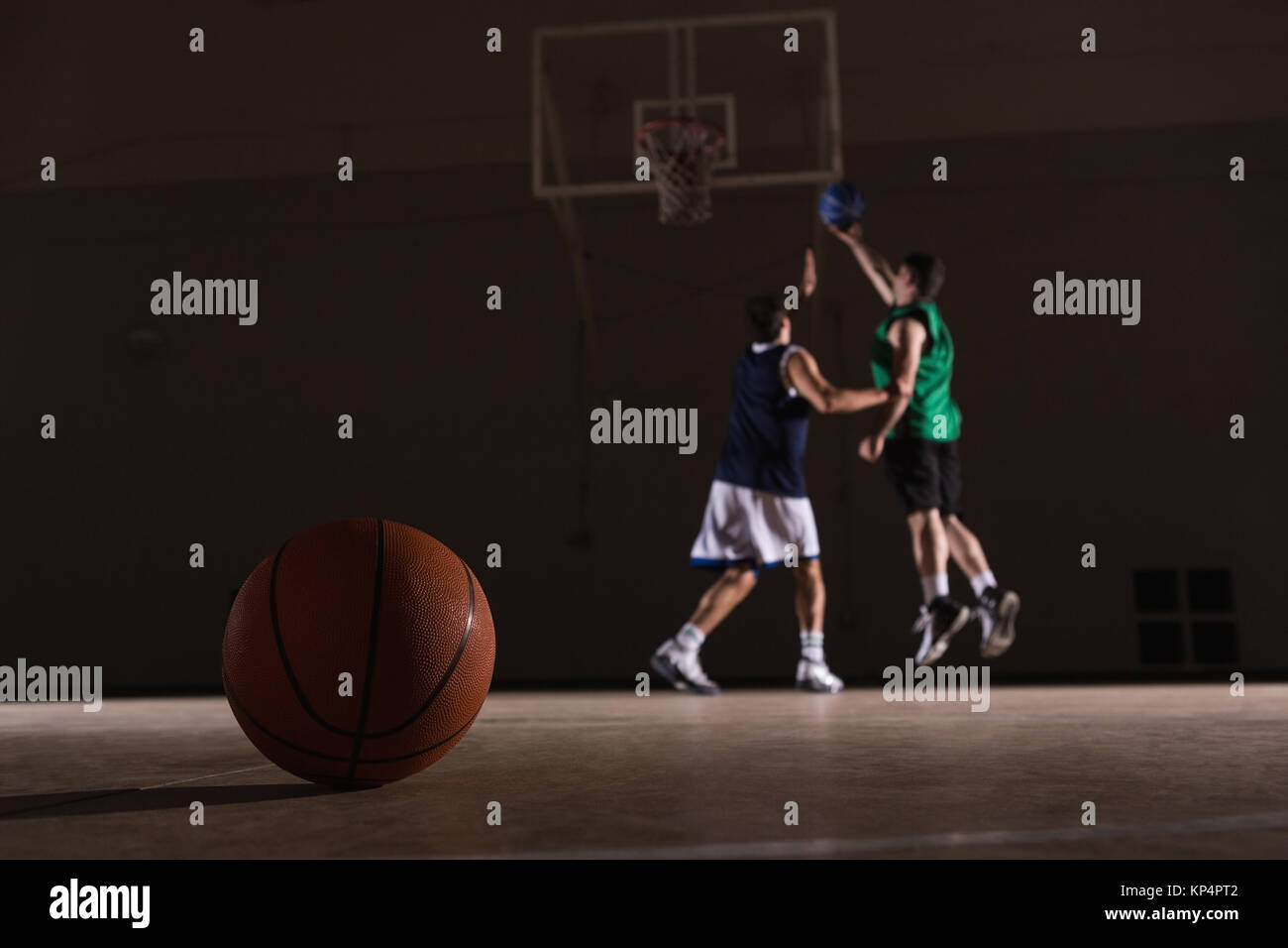 Dos jugadores jugando baloncesto en la corte Foto de stock