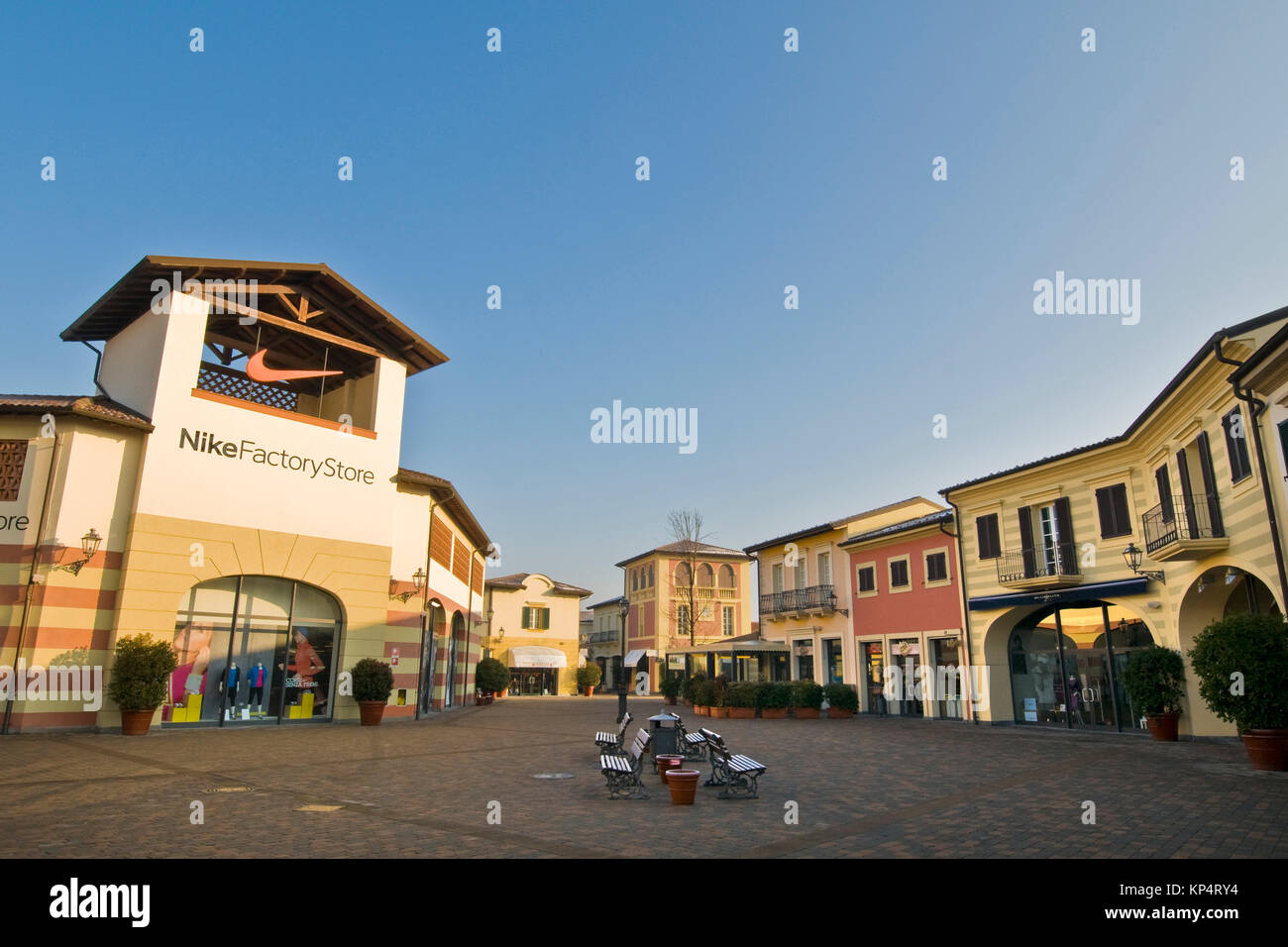 La fábrica de Nike, tienda outlet, Serravalle Scrivia, provincia de  Alessandria, Italia Fotografía de stock - Alamy