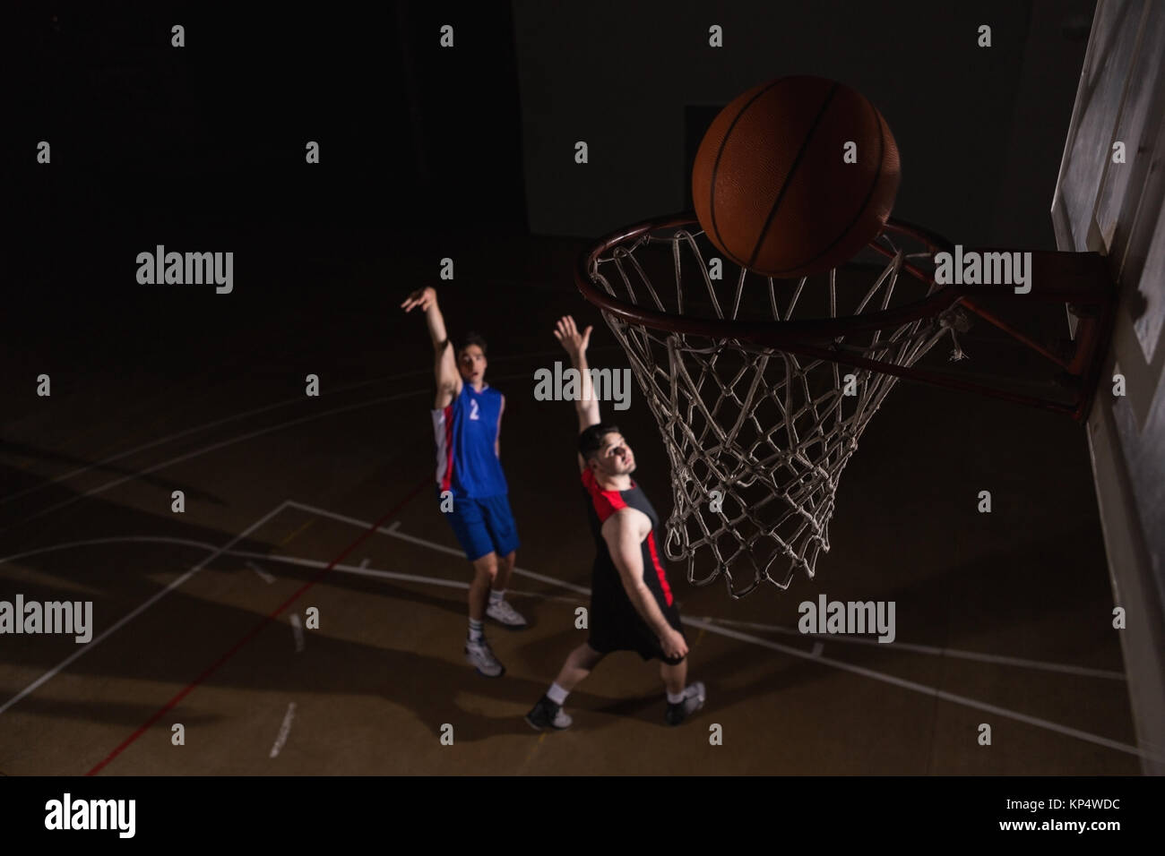 Dos jugadores jugando baloncesto en la corte Foto de stock