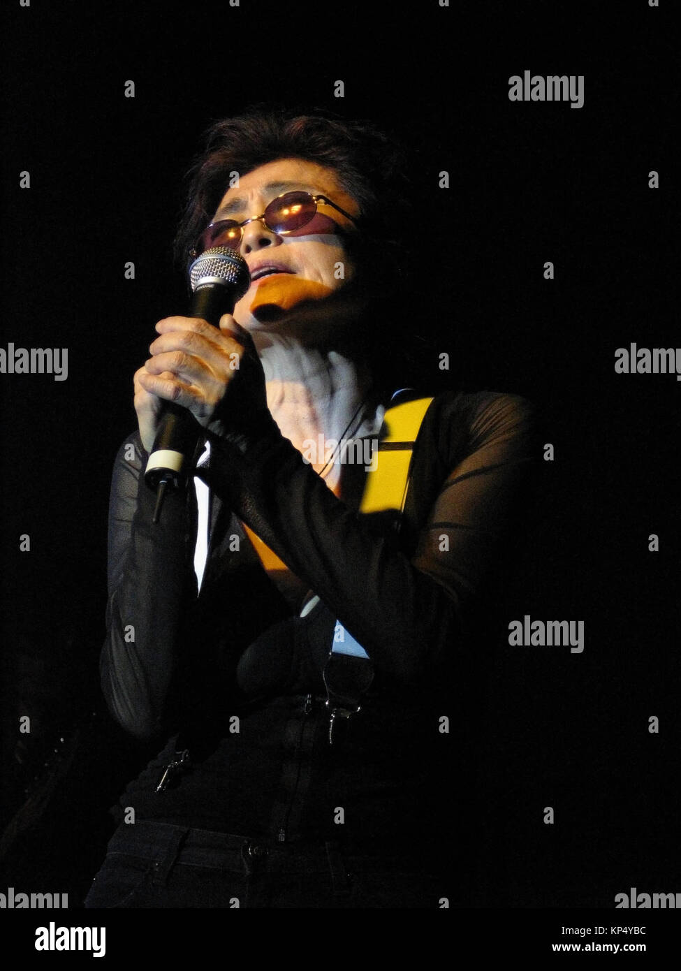 Yoko Ono en concierto en Pontins, caída Sands, East Sussex. Esta actuación fue parte de la "todas las fiestas del futuro' music festival, el 24 de abril de 2005. Foto de stock