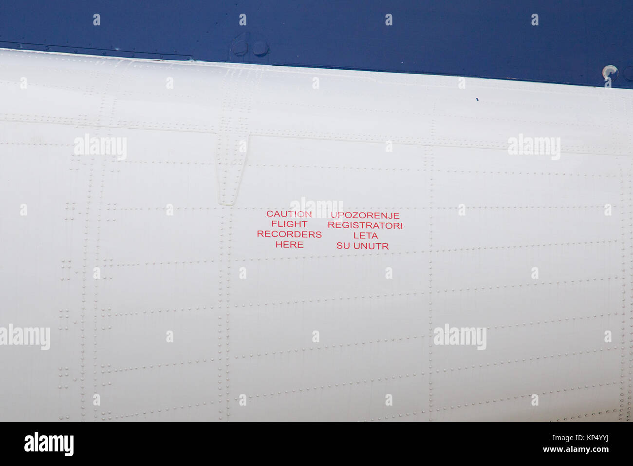 Precaución los registradores de vuelo aquí escrito en inglés y en idioma serbio en el fuselaje del avión ATR 72 Serbia aire Foto de stock