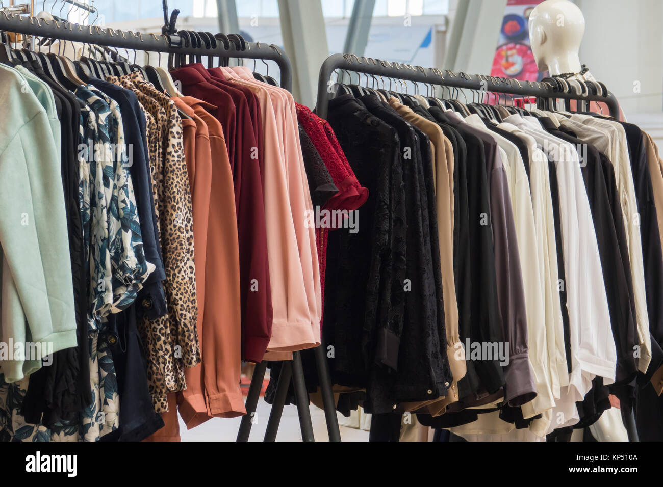 La ropa colgada en un rack en una tienda de ropa Fotografía de stock - Alamy