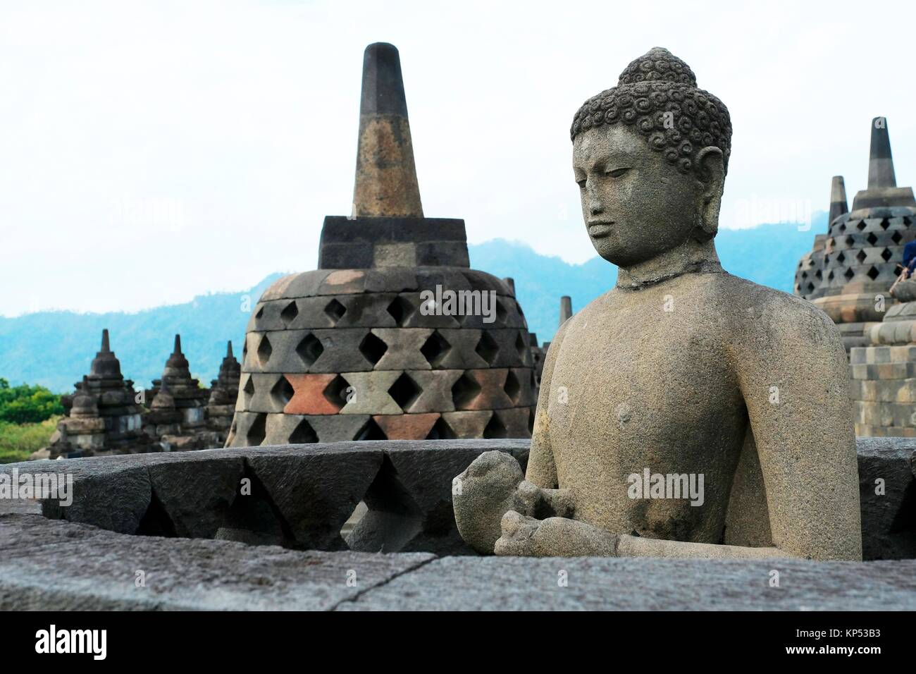 Estatua de Buda en el templo budista Borobudur,Magelang, Java,Indonesia,Asia. Foto de stock