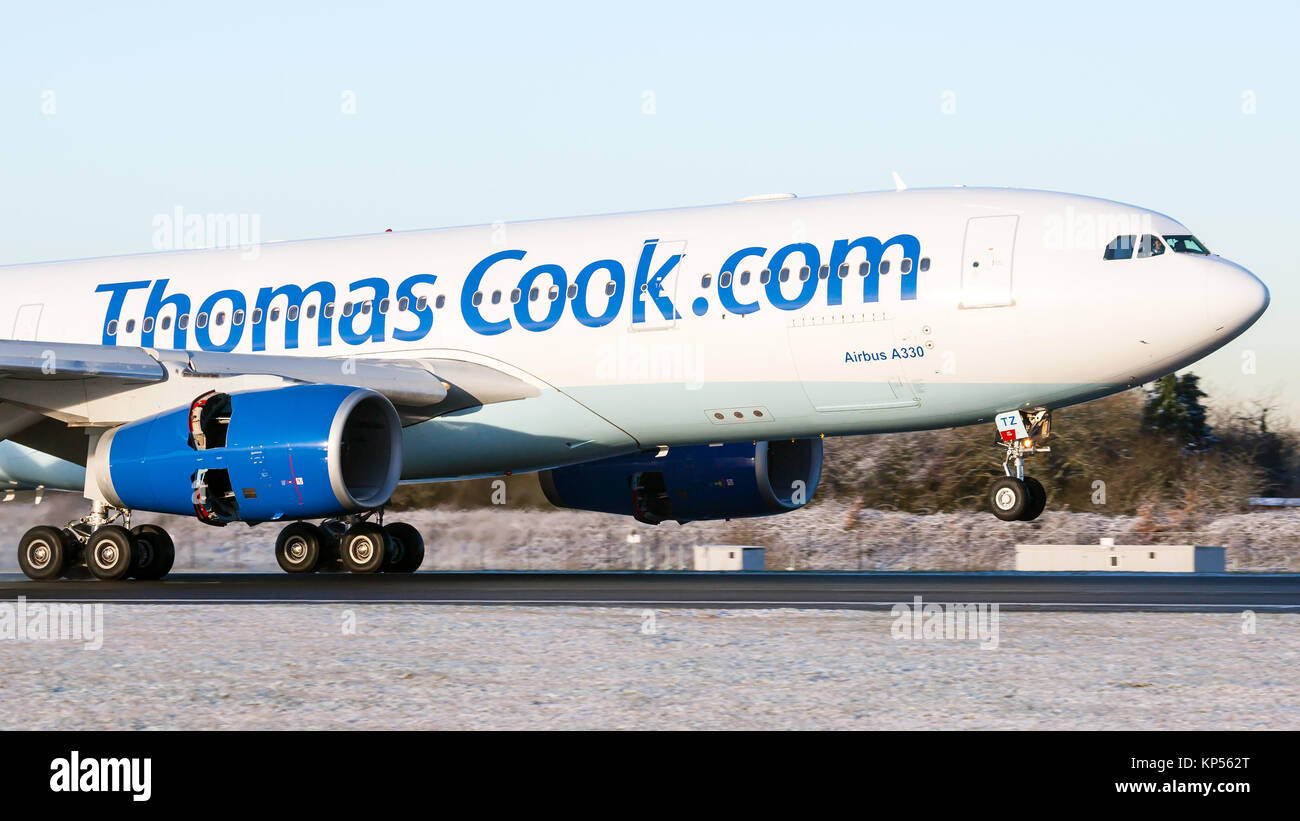 Un avión Airbus A330 de Thomas Cook, registro G-CHTZ, aterrizar en la pista 05R en el aeropuerto internacional de Manchester. Foto de stock