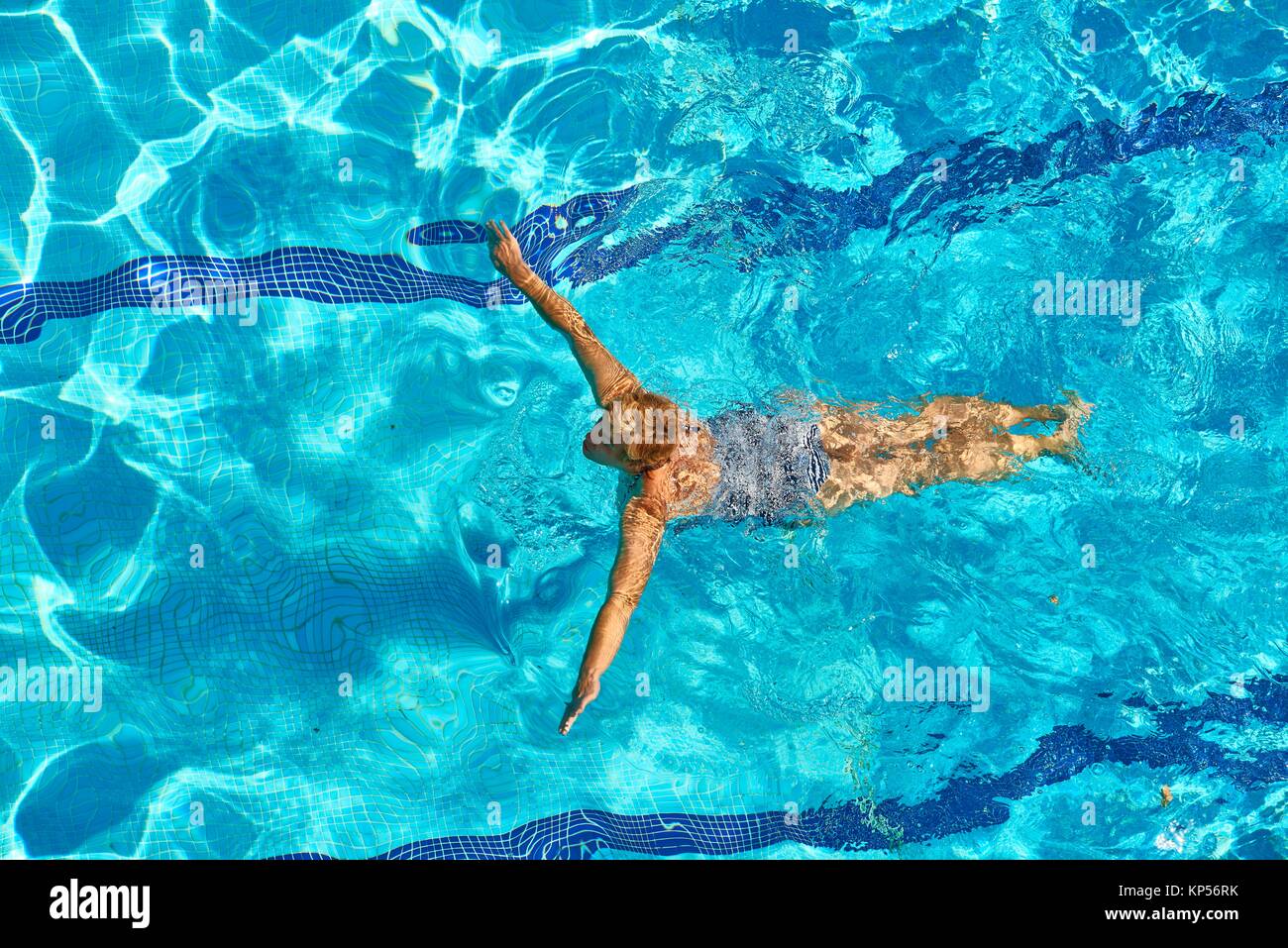 Mujer nadando en la piscina vista desde arriba Foto de stock