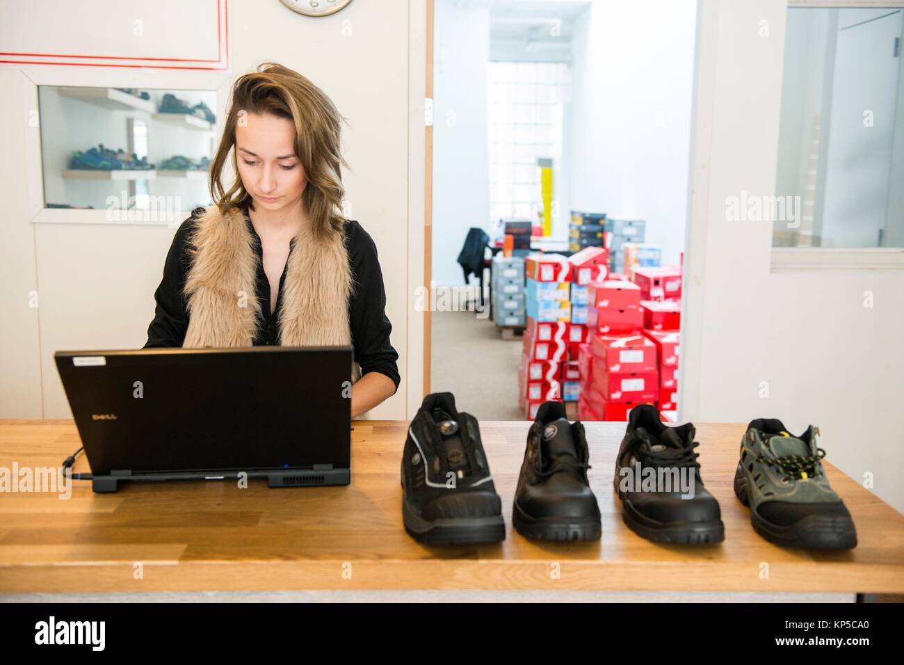 Tilburg, Holanda. Atractivas mujeres inmigrantes polacos trabaja en una tienda  de zapatos de seguridad, el servicio de trabajadores inmigrantes polacos  Fotografía de stock - Alamy