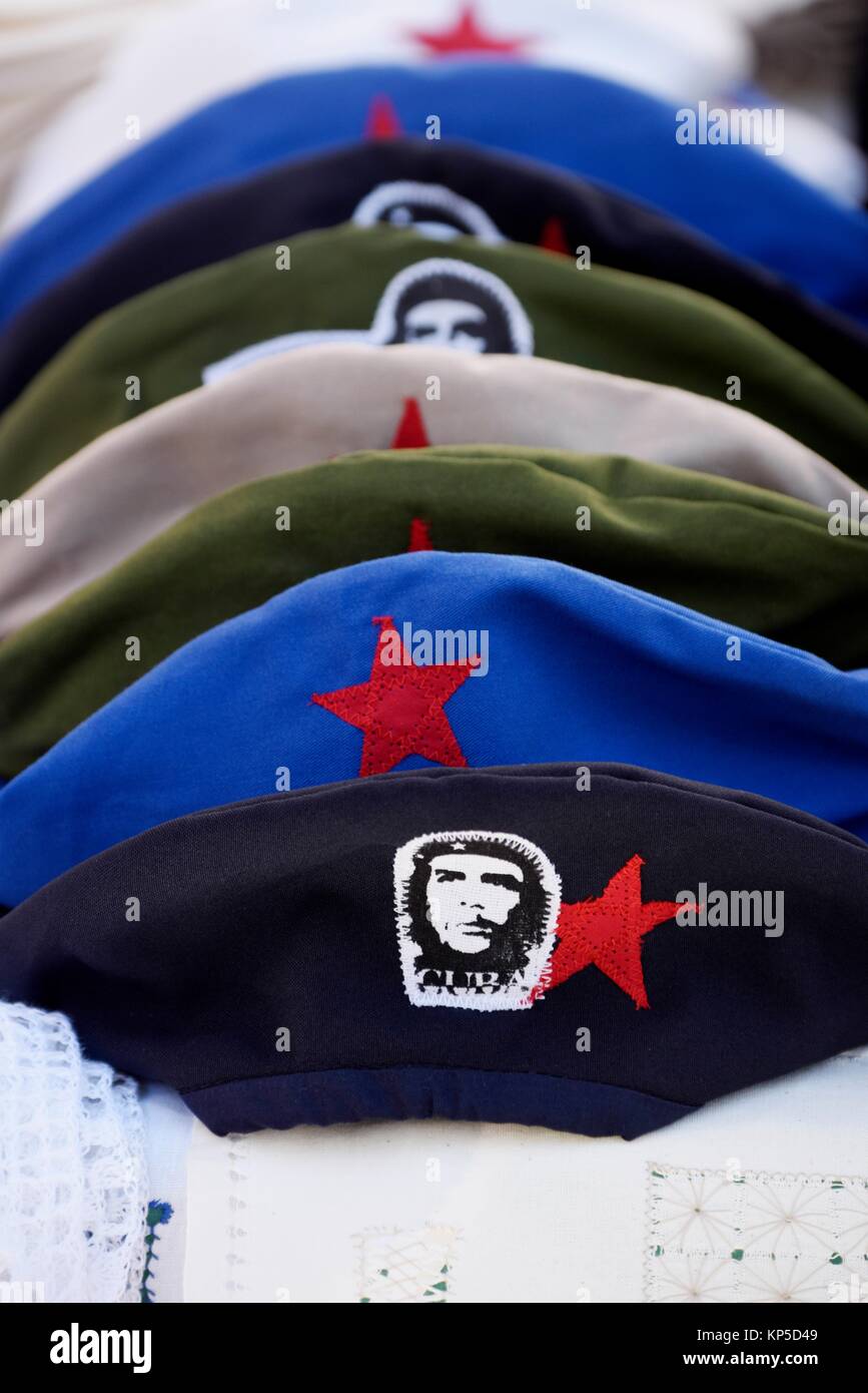 Che Guevara berret para la venta, el mercado de Trinidad y Tobago, Cuba. Foto de stock