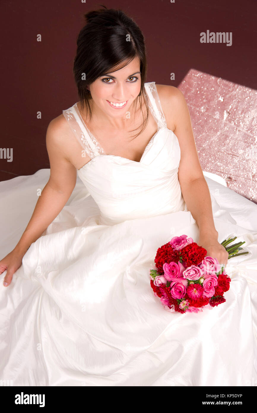 Atractiva mujer feliz retrato nupcial vestido de novia blanco Foto de stock