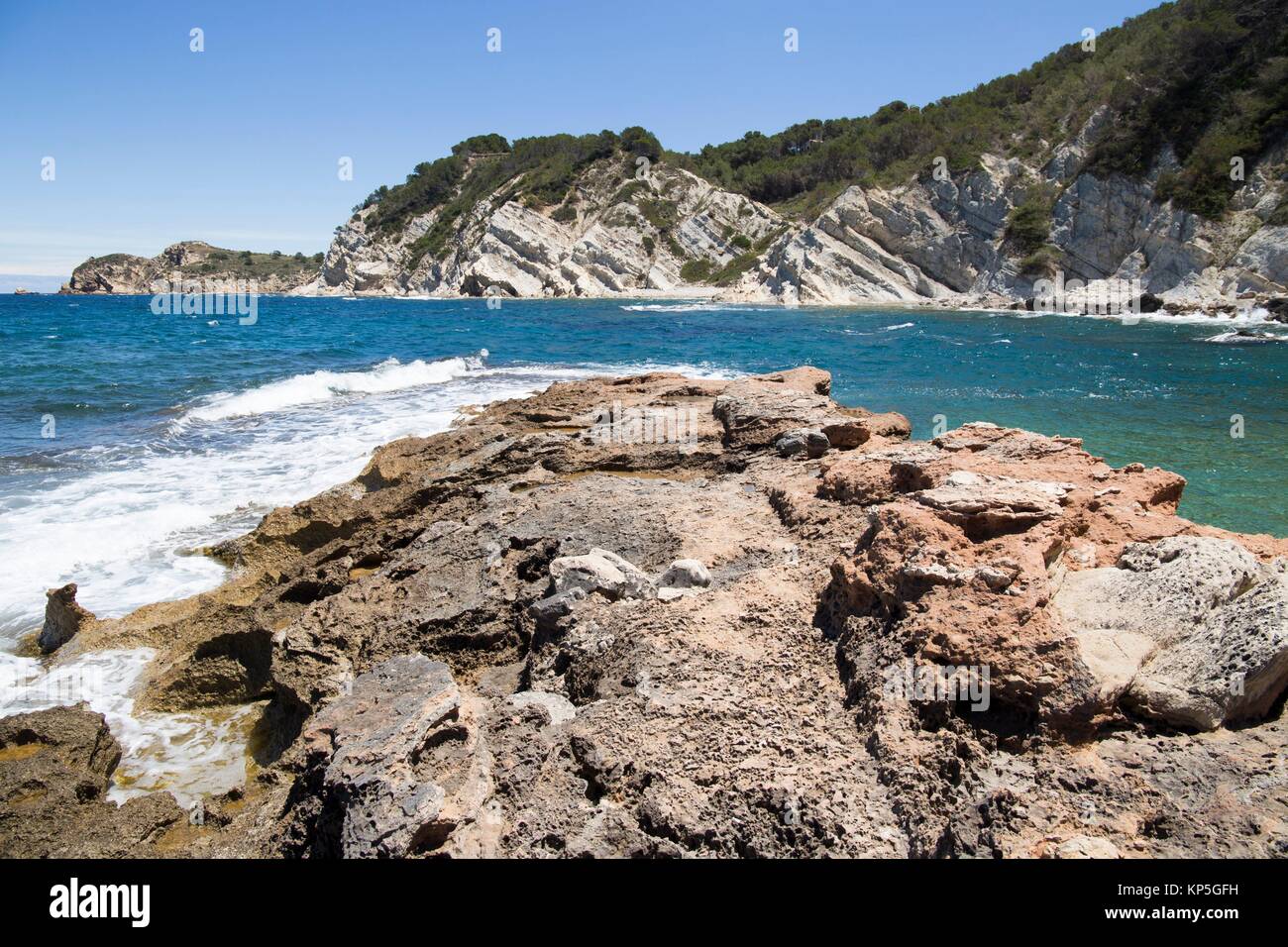 Costa rocosa en Cala Blanca, Jávea, Alicante, España Fotografía de