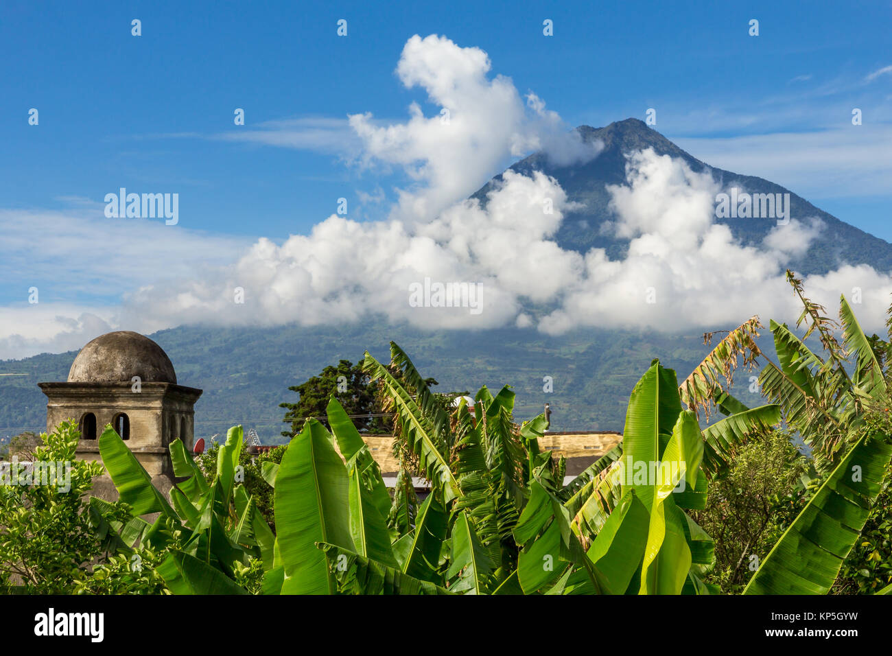 El volcán Agua visto desde un tejado | Antigua | Guatemala Foto de stock
